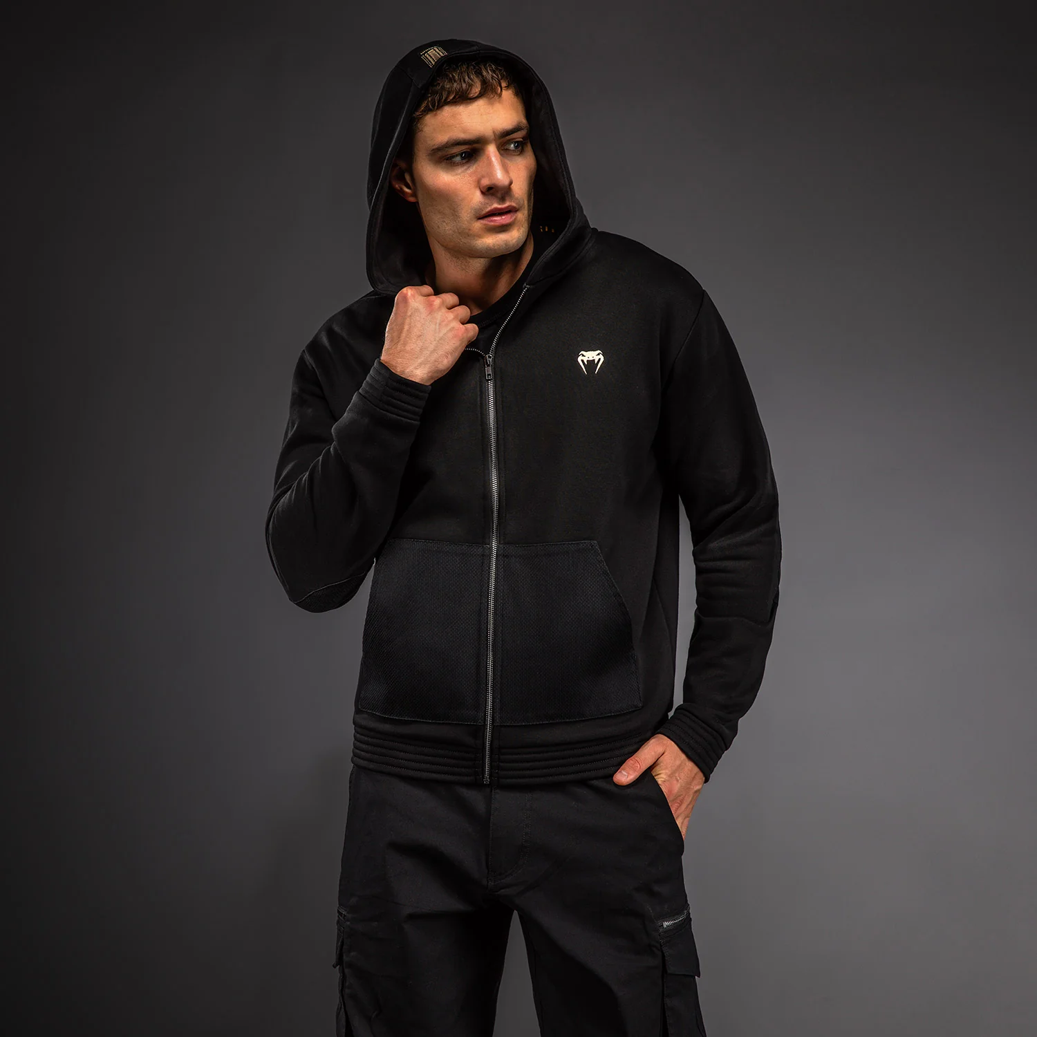 Venum Urban Gi Kapuzenpullover mit Reißverschluss – Schwarz - Image 2