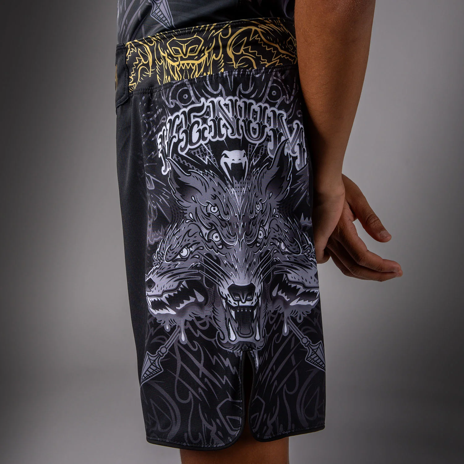 Venum Wolf Atak Kinder Fightshorts – Schwarz/Grau - Image 5