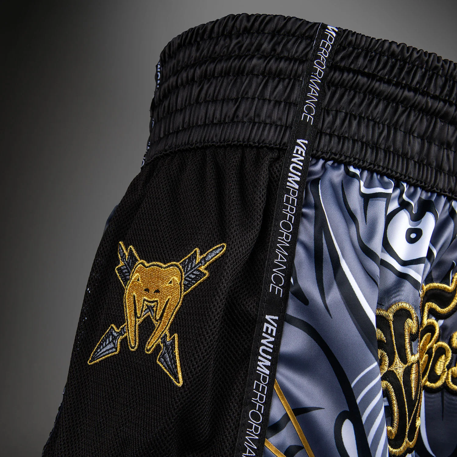Venum Wolf Atak Muay-Thai-Shorts – Schwarz/Grau - Image 5