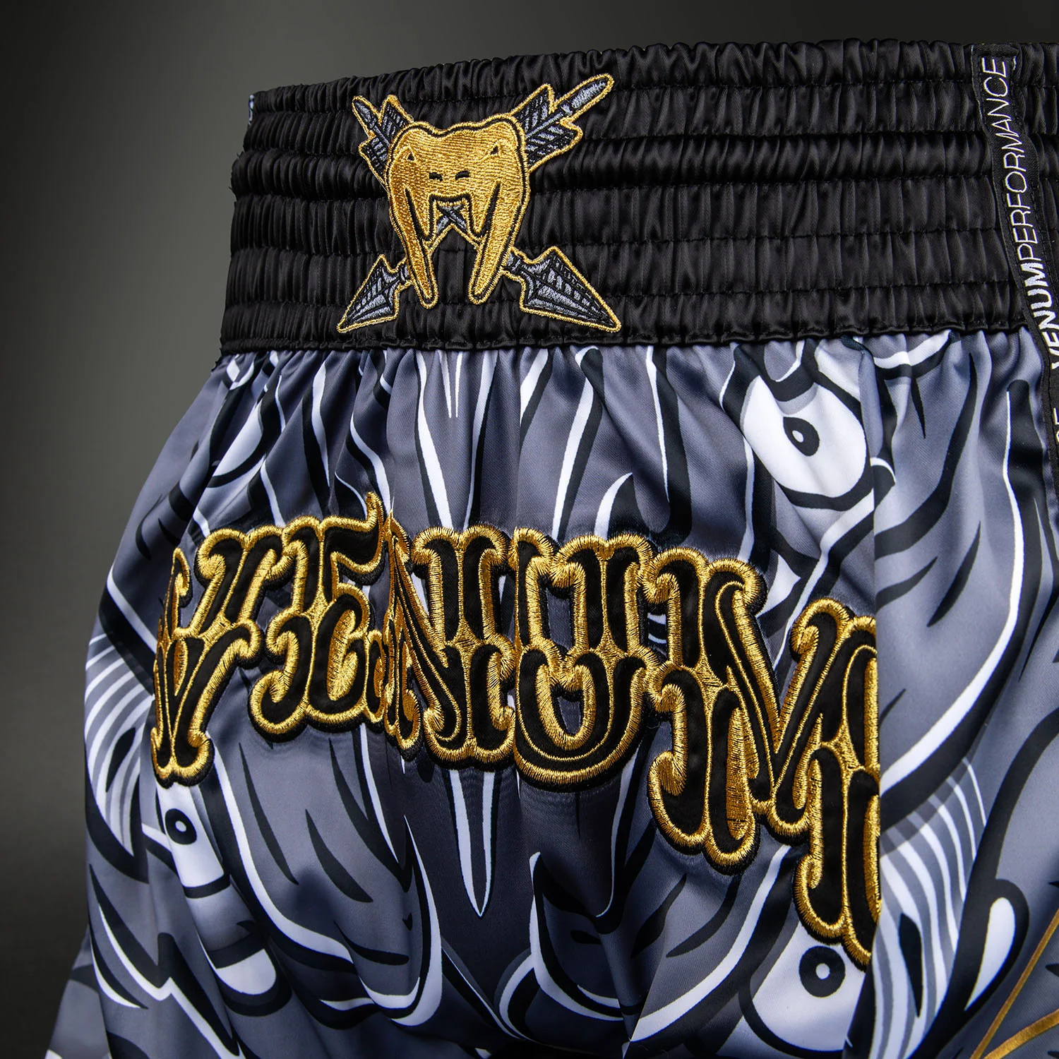 Venum Wolf Atak Muay-Thai-Shorts – Schwarz/Grau - Image 6