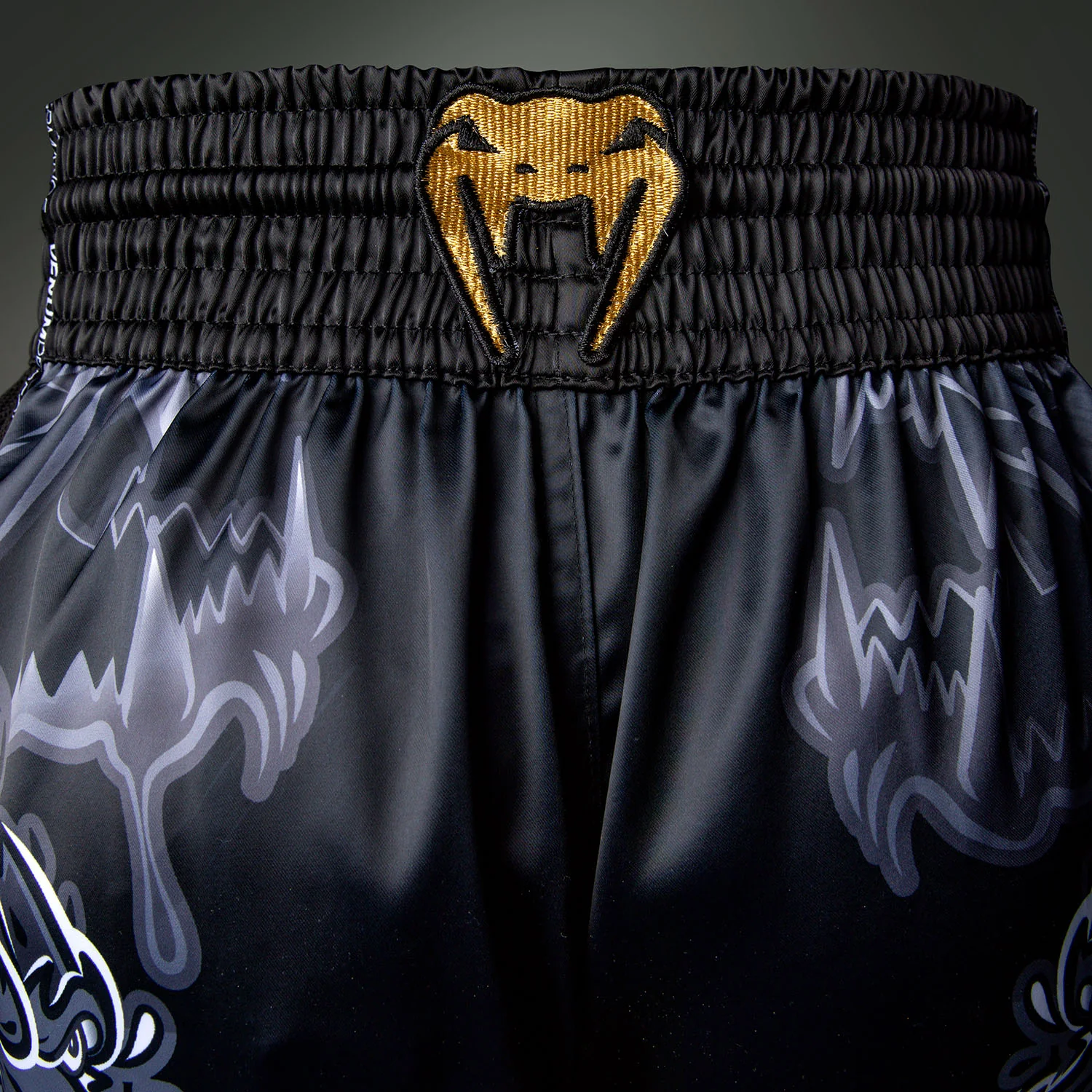 Venum Wolf Atak Muay-Thai-Shorts – Schwarz/Grau - Image 7
