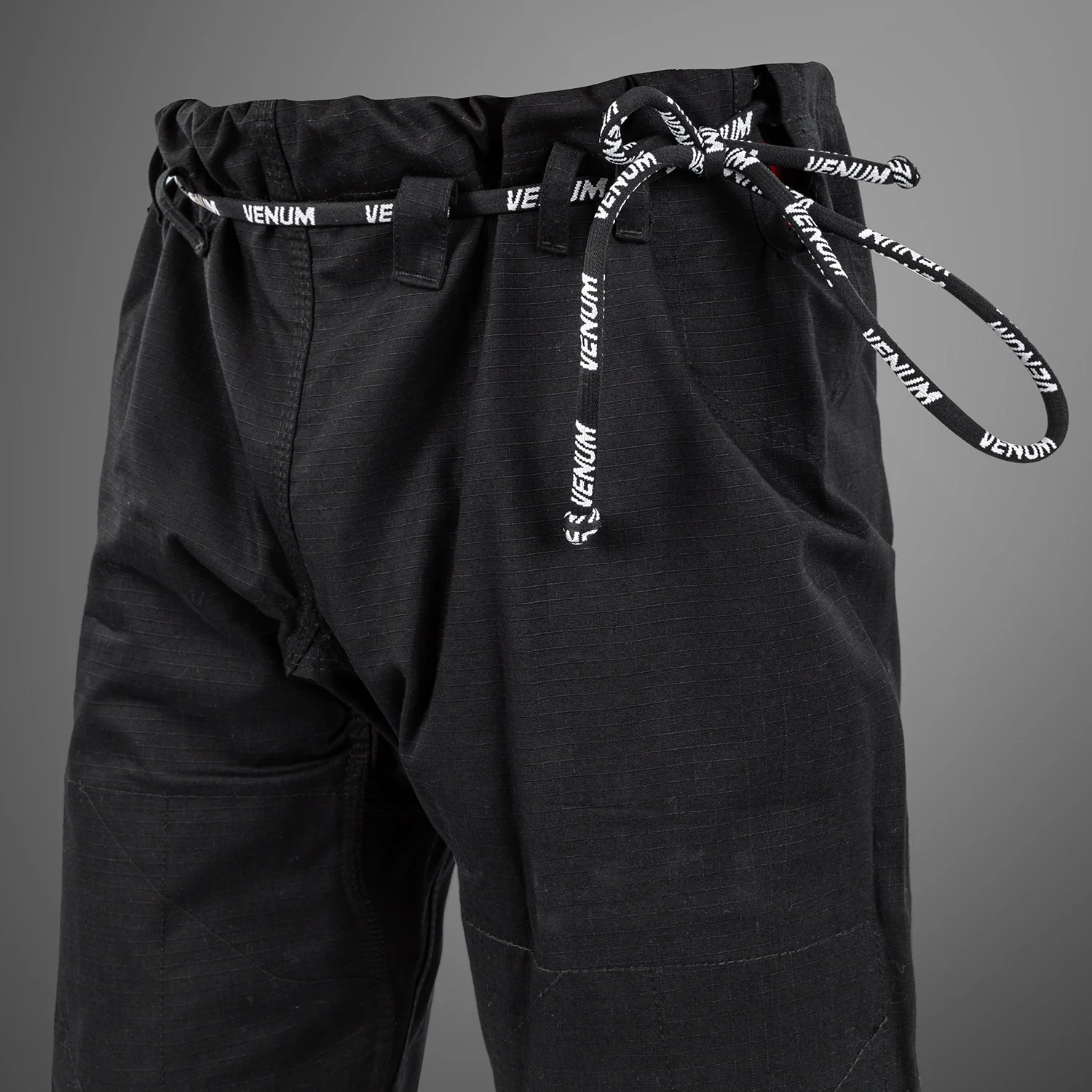 Venum x Assassin’s Creed Shadows BJJ Gi - Burgund/Schwarz - Image 10