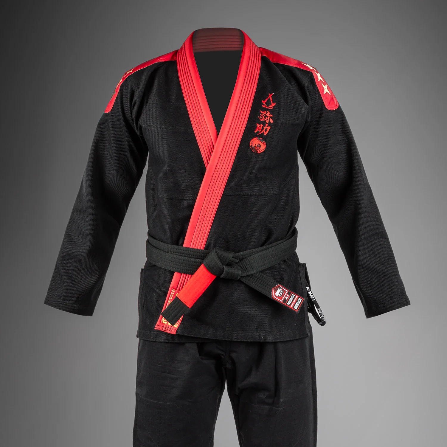 Venum x Assassin’s Creed Shadows BJJ Gi - Burgund/Schwarz - Image 2