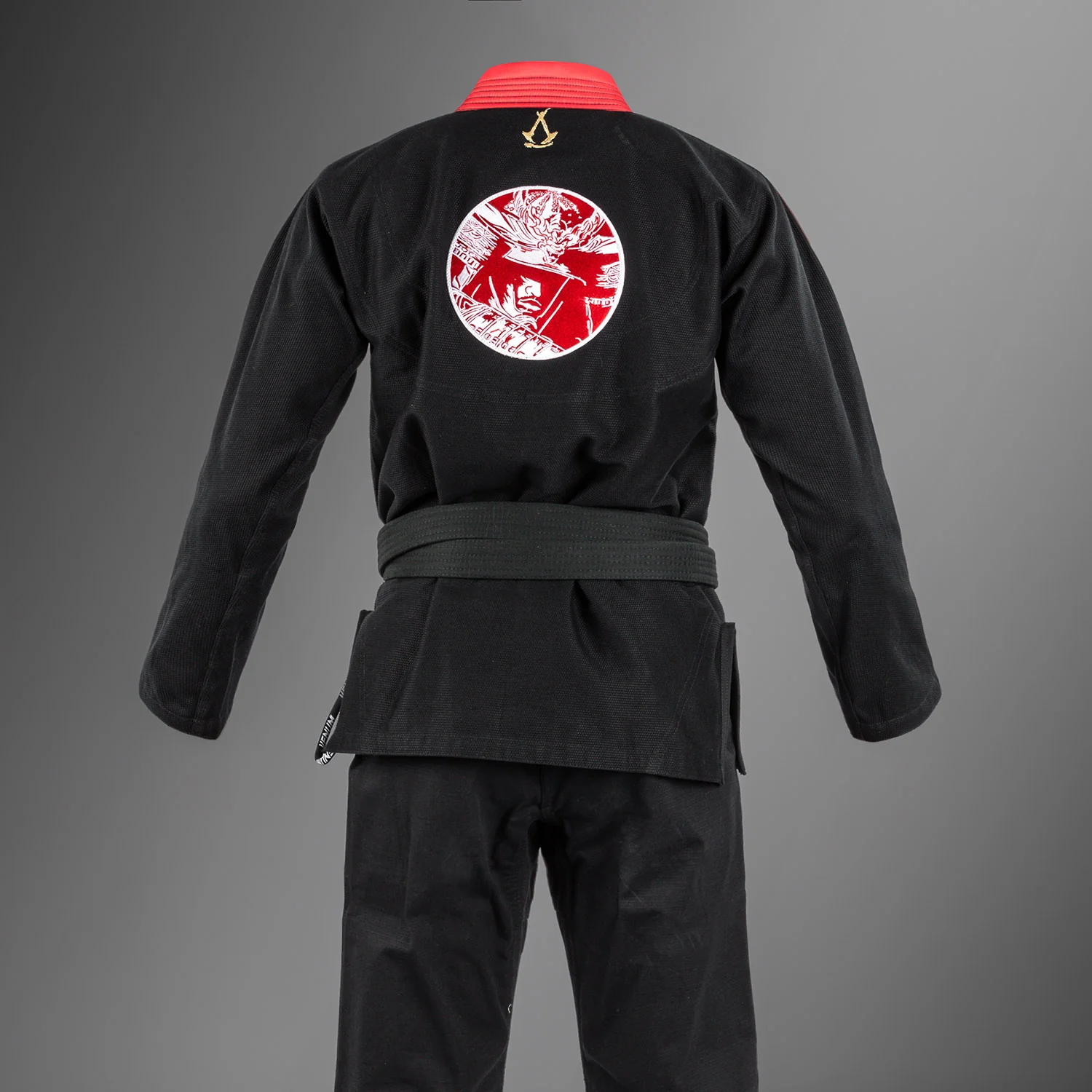 Venum x Assassin’s Creed Shadows BJJ Gi - Burgund/Schwarz - Image 4