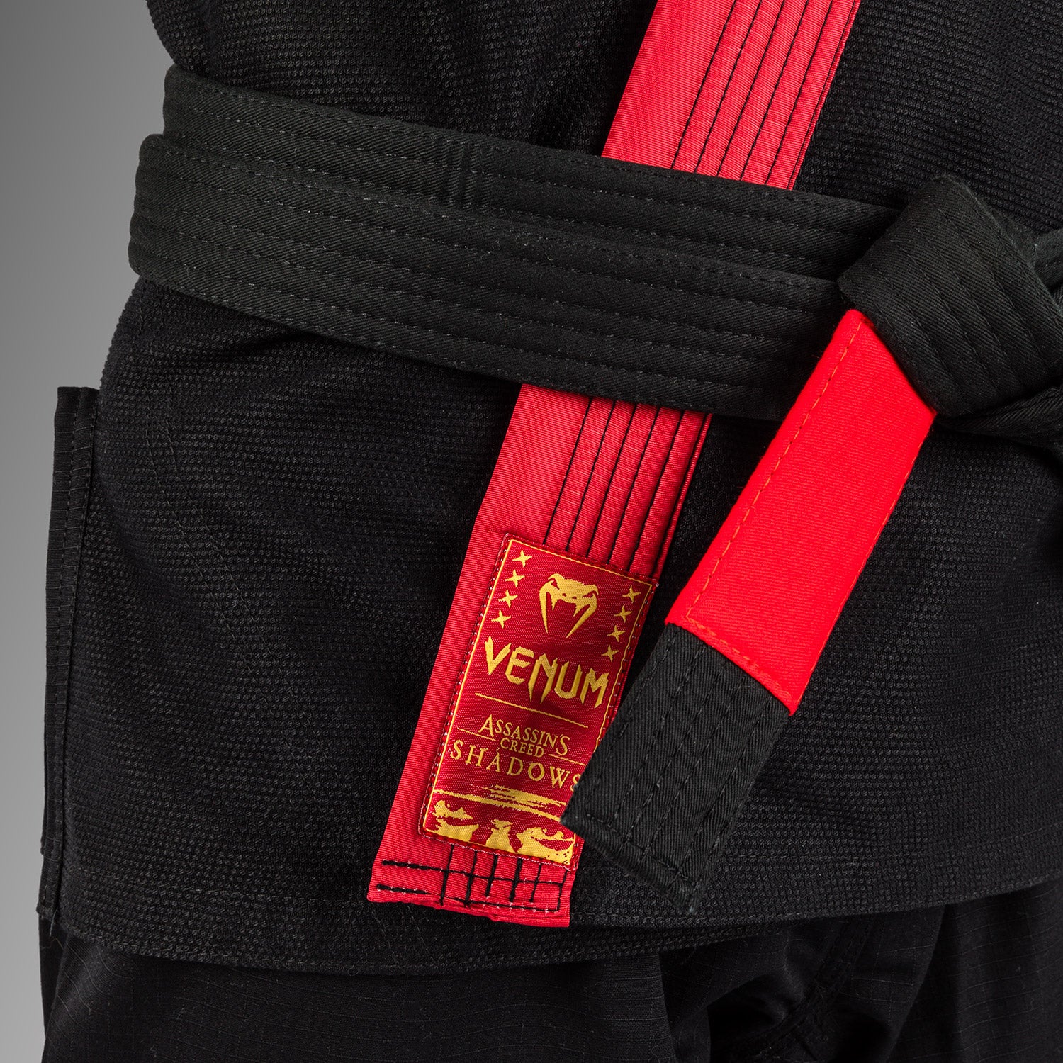 Venum x Assassin’s Creed Shadows BJJ Gi - Burgund/Schwarz - Image 6