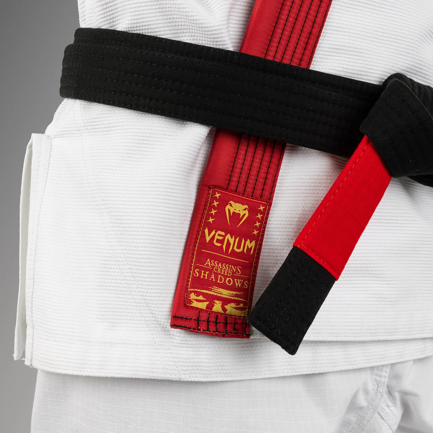 Venum x Assassin’s Creed Shadows BJJ Gi - Weiß/Rot - Image 6