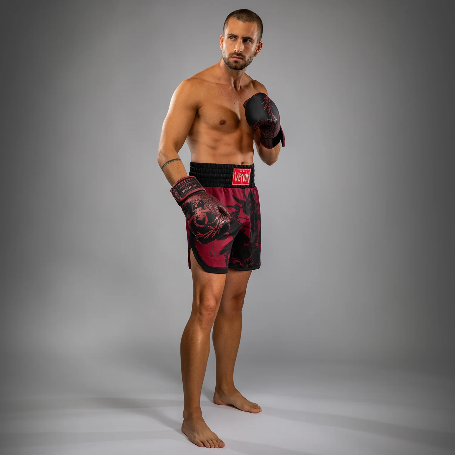 Venum x Assassin’s Creed Shadows Herren Boxershorts - Burgunder/Schwarz - Image 8