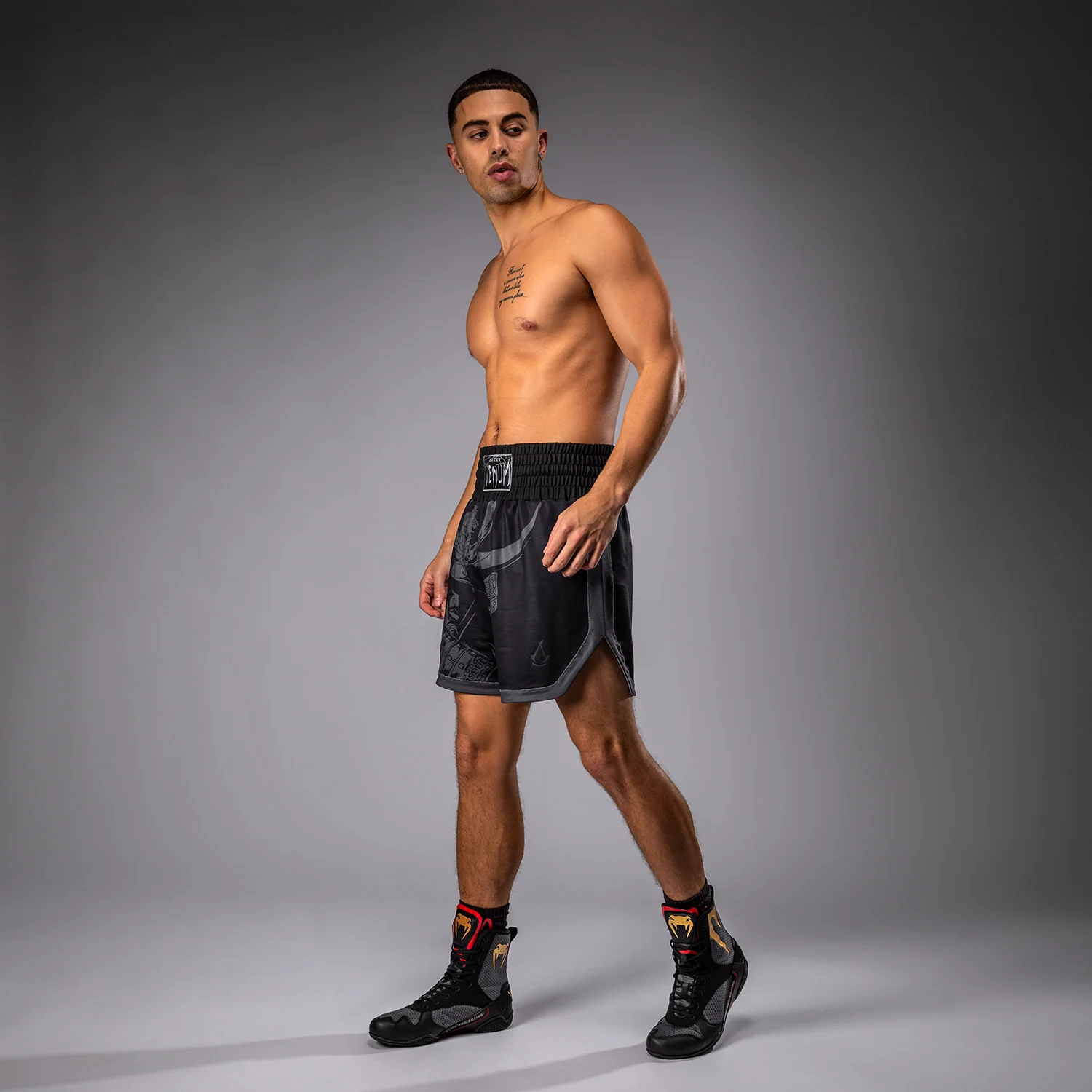 Venum x Assassin’s Creed Shadows Herren Boxing Shorts - Schwarz - Image 3