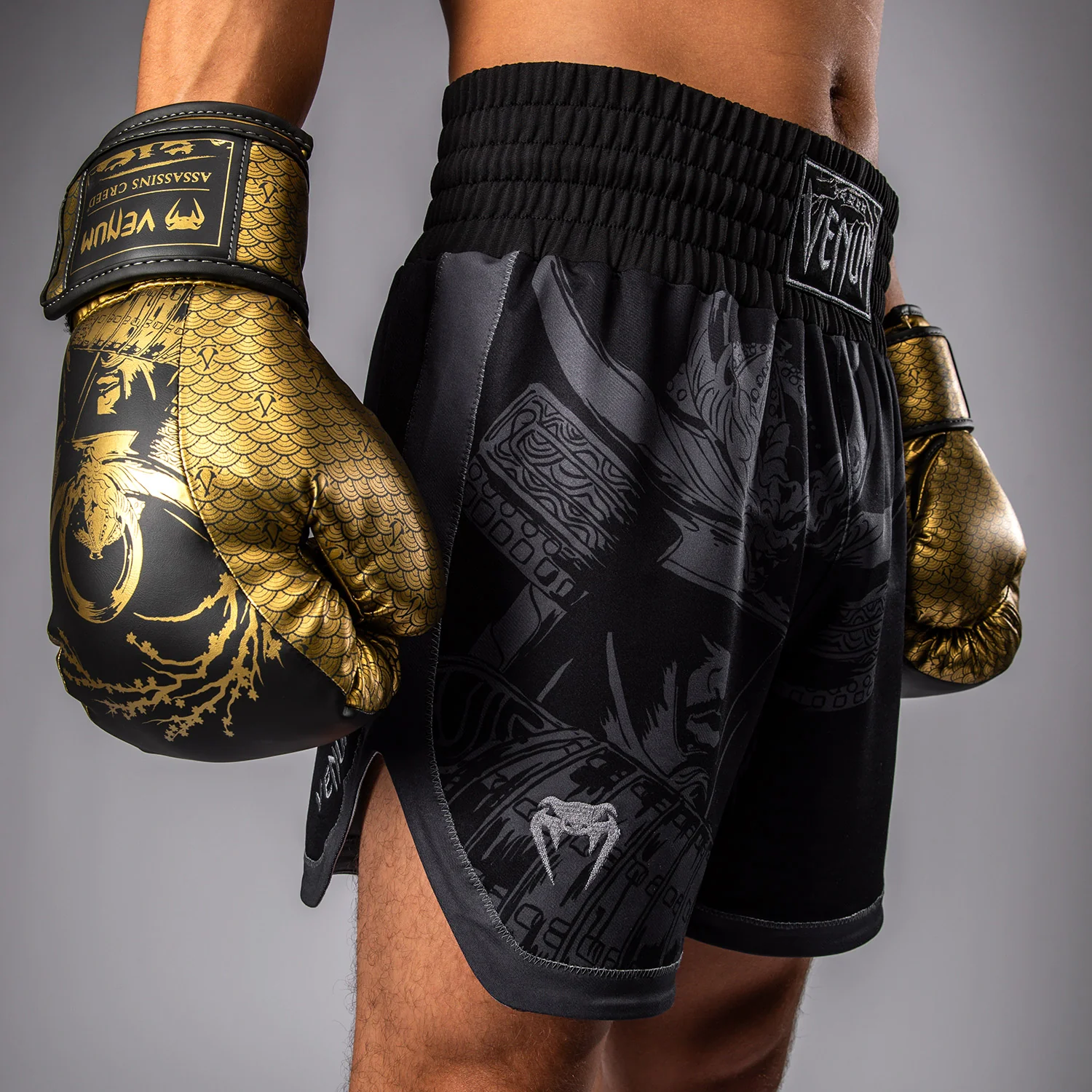 Venum x Assassin’s Creed Shadows Herren Boxing Shorts - Schwarz - Image 8
