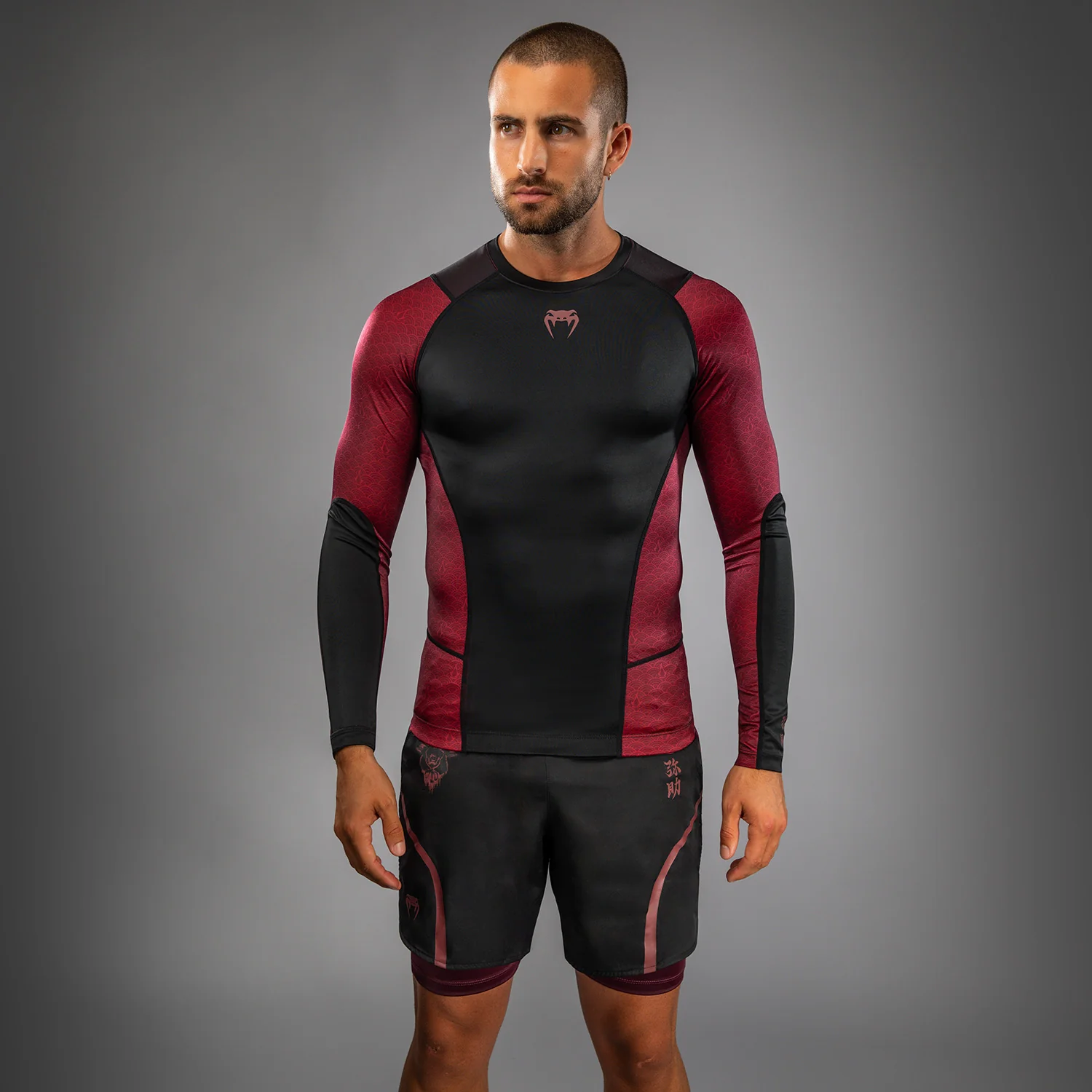 Venum x Assassin’s Creed Shadows Herren Langarm Rashguard - Burgunder/Schwarz - Image 2