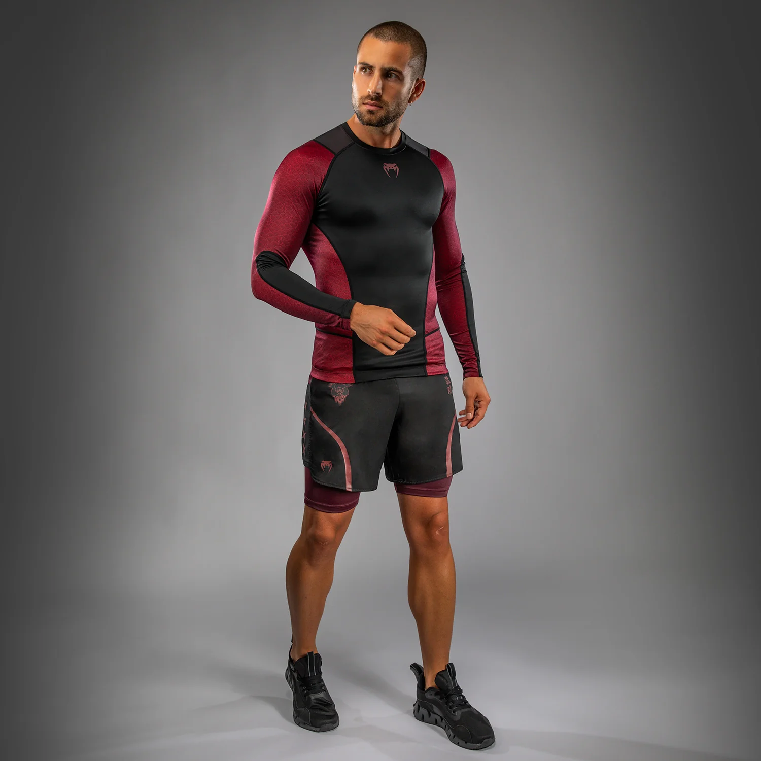 Venum x Assassin’s Creed Shadows Herren Langarm Rashguard - Burgunder/Schwarz - Image 3