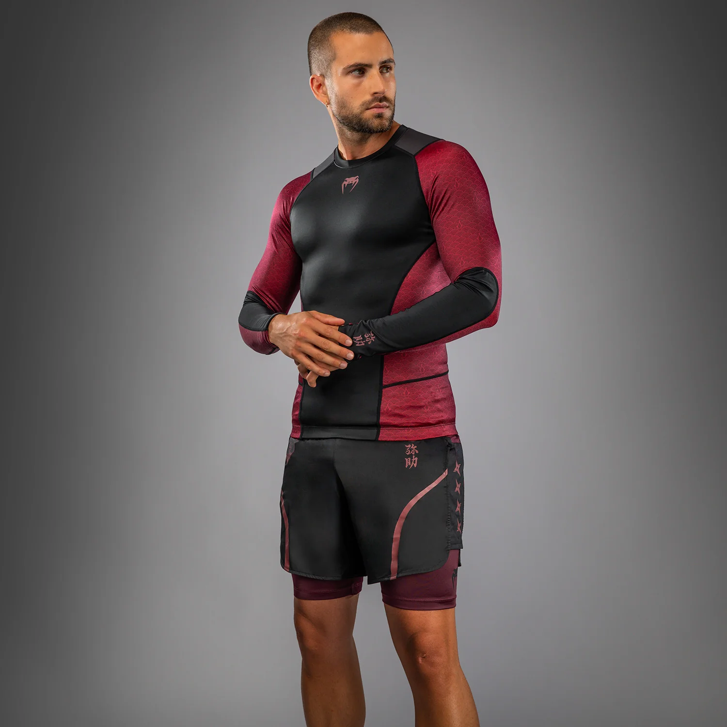 Venum x Assassin’s Creed Shadows Herren Langarm Rashguard - Burgunder/Schwarz - Image 4