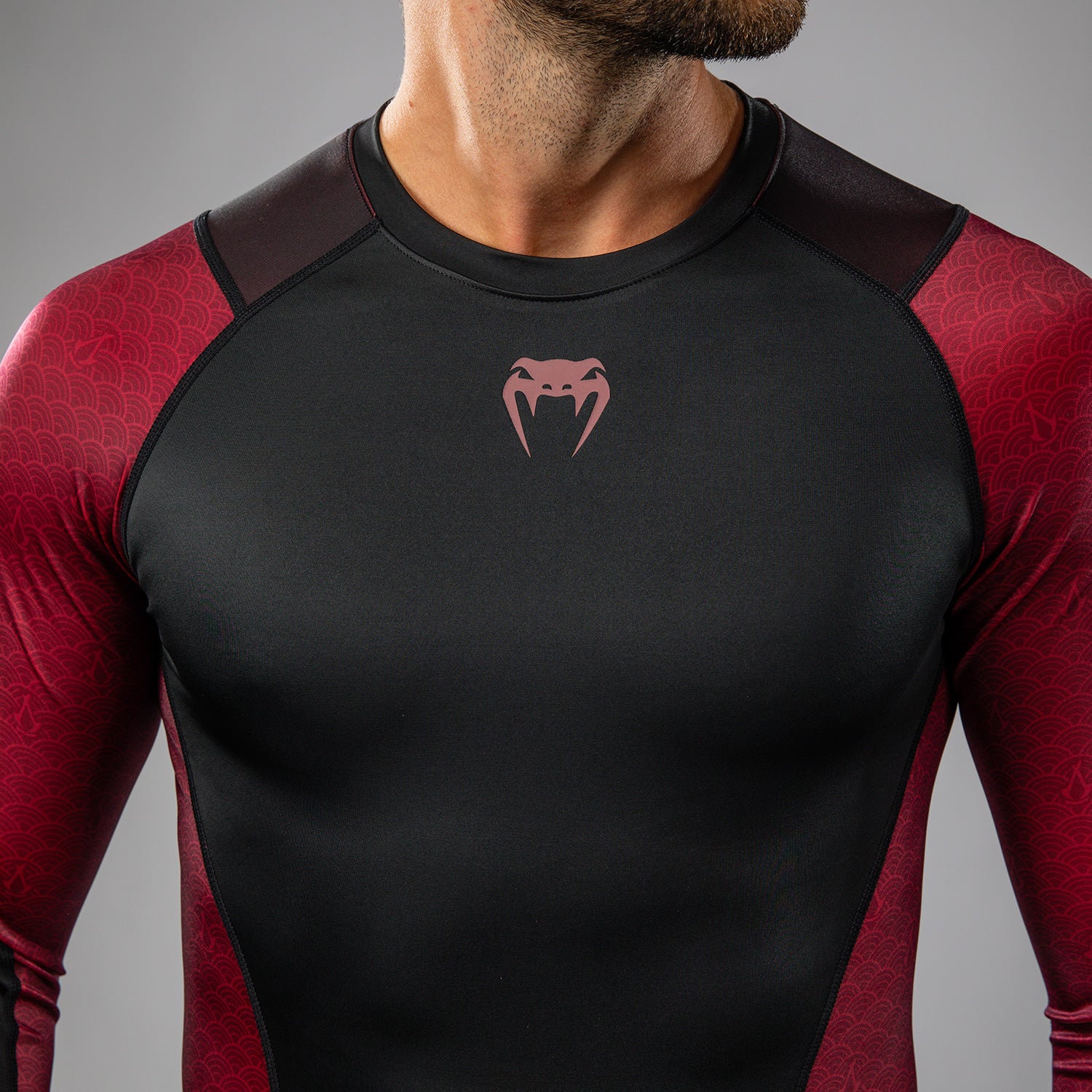 Venum x Assassin’s Creed Shadows Herren Langarm Rashguard - Burgunder/Schwarz - Image 5