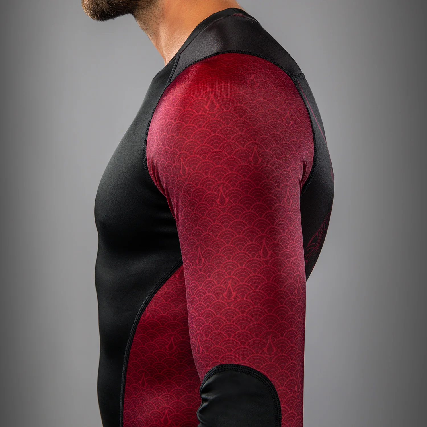 Venum x Assassin’s Creed Shadows Herren Langarm Rashguard - Burgunder/Schwarz - Image 7