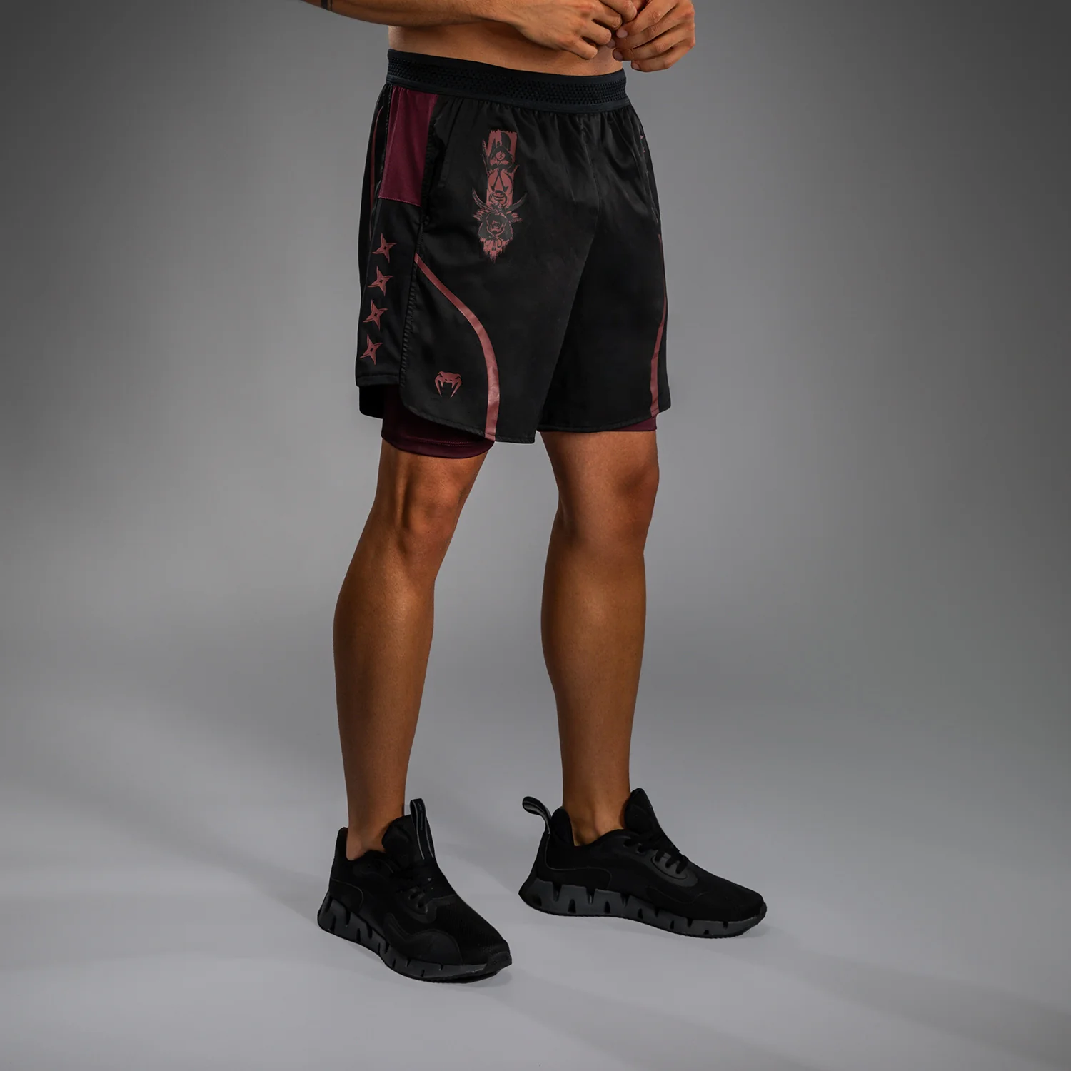 Venum x Assassin’s Creed Shadows Herren Trainingsshorts - Burgunder/Schwarz - Image 2