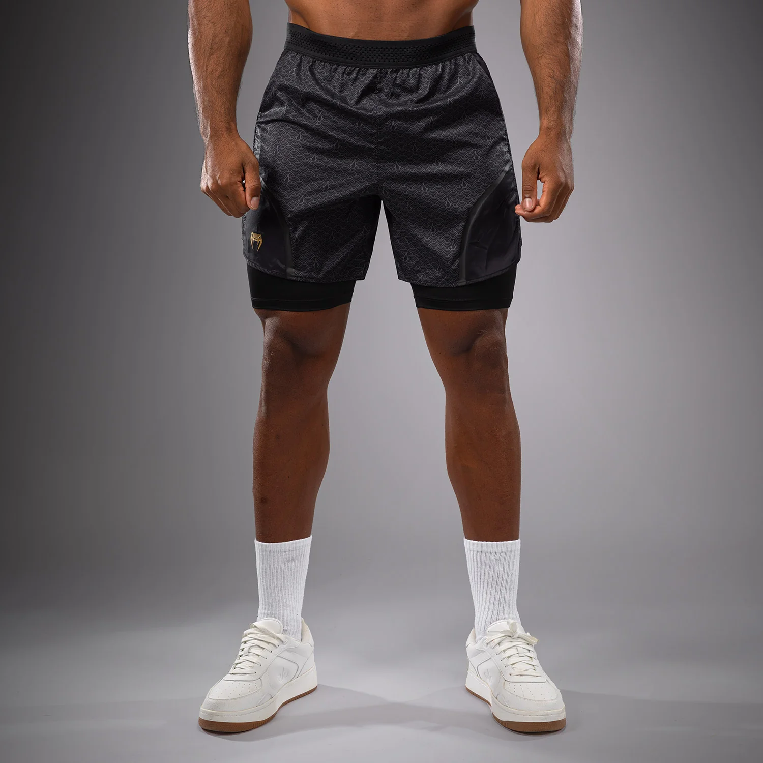 Venum x Assassin’s Creed Shadows Herren-Trainingsshorts - Schwarz/Gold