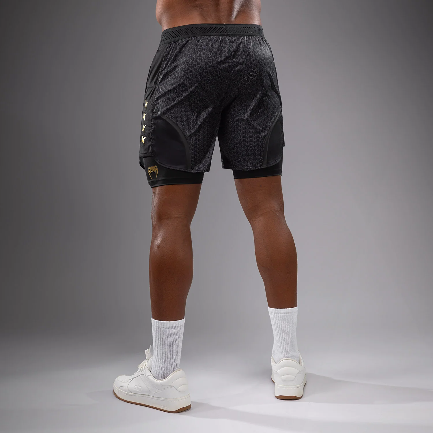 Venum x Assassin’s Creed Shadows Herren-Trainingsshorts - Schwarz/Gold - Image 2