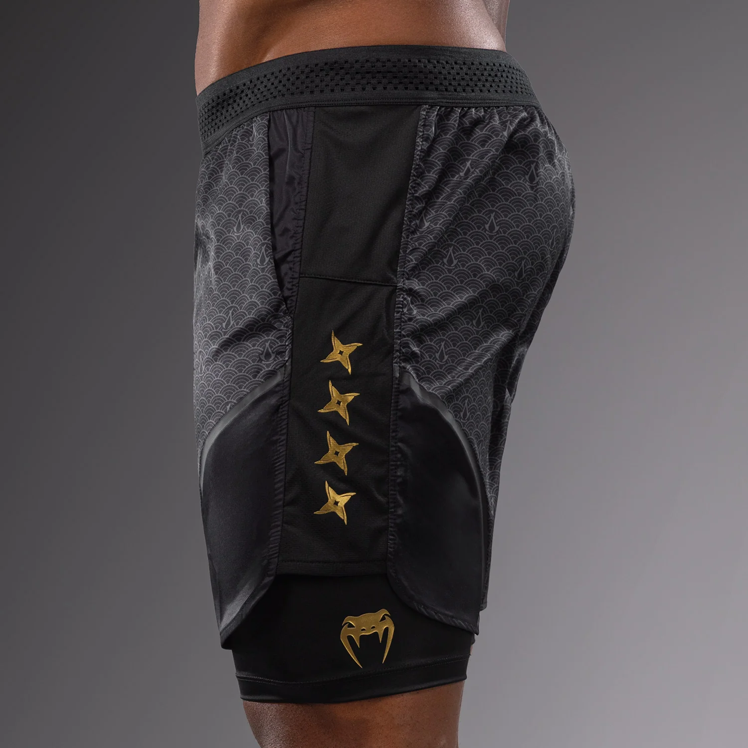 Venum x Assassin’s Creed Shadows Herren-Trainingsshorts - Schwarz/Gold - Image 3