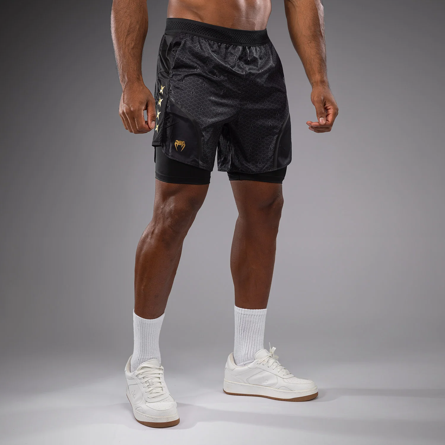 Venum x Assassin’s Creed Shadows Herren-Trainingsshorts - Schwarz/Gold - Image 4