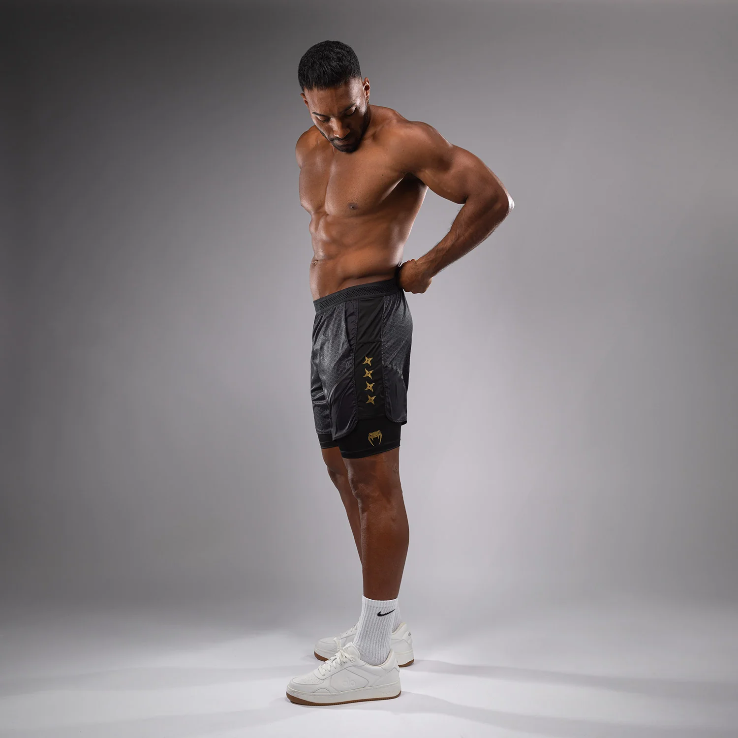 Venum x Assassin’s Creed Shadows Herren-Trainingsshorts - Schwarz/Gold - Image 5