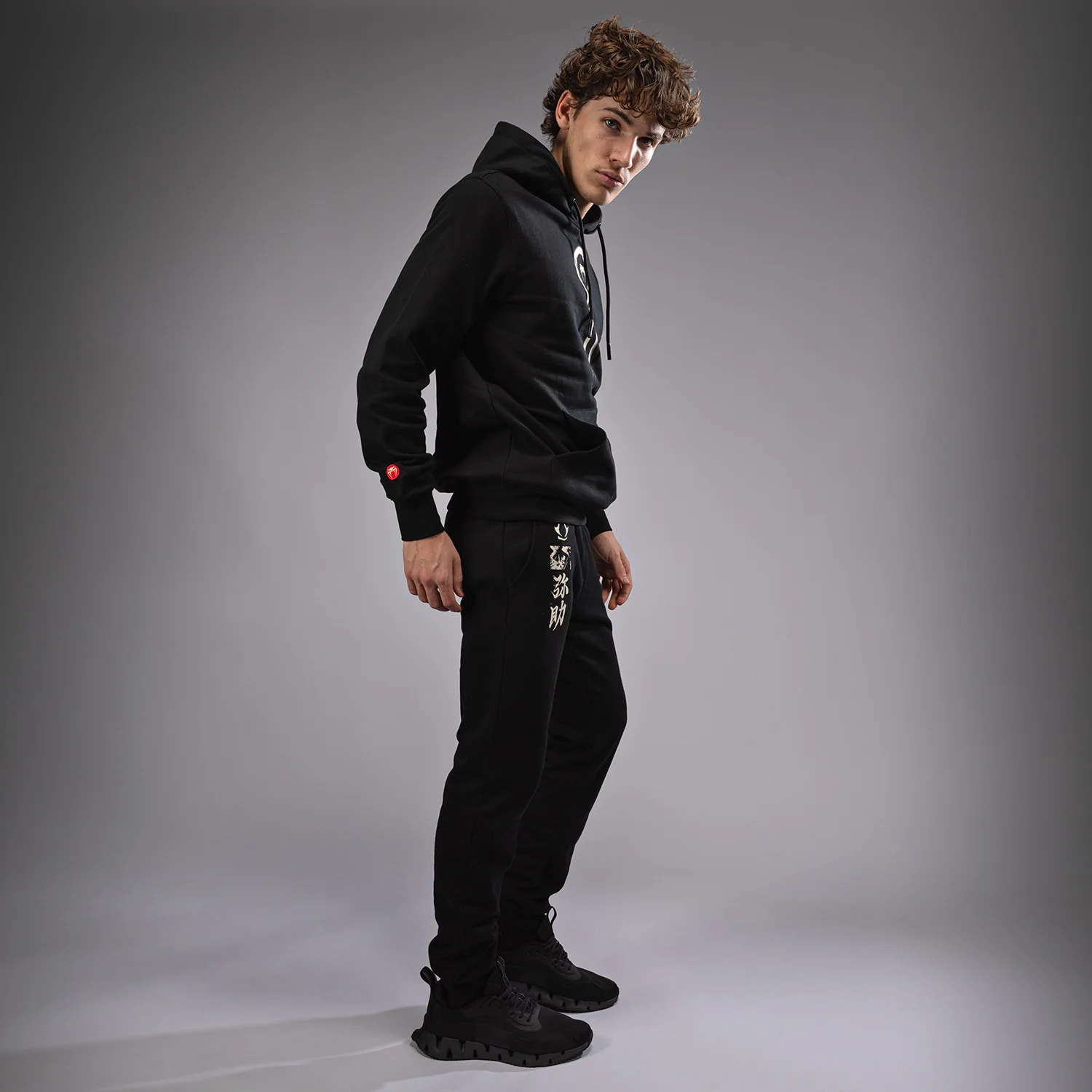 Venum x Assassin’s Creed Shadows Jogger - Schwarz - Image 6