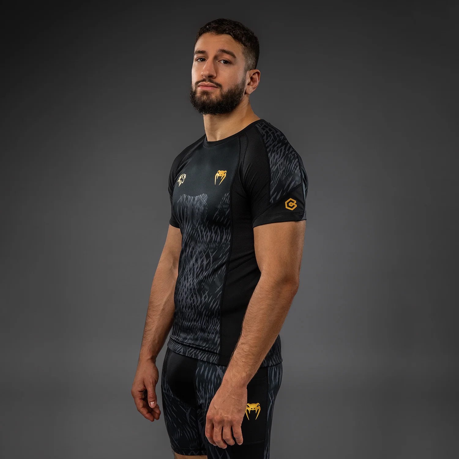 Venum x Chimaev Kurzarm Rashguard - Schwarz/Grau - Image 2