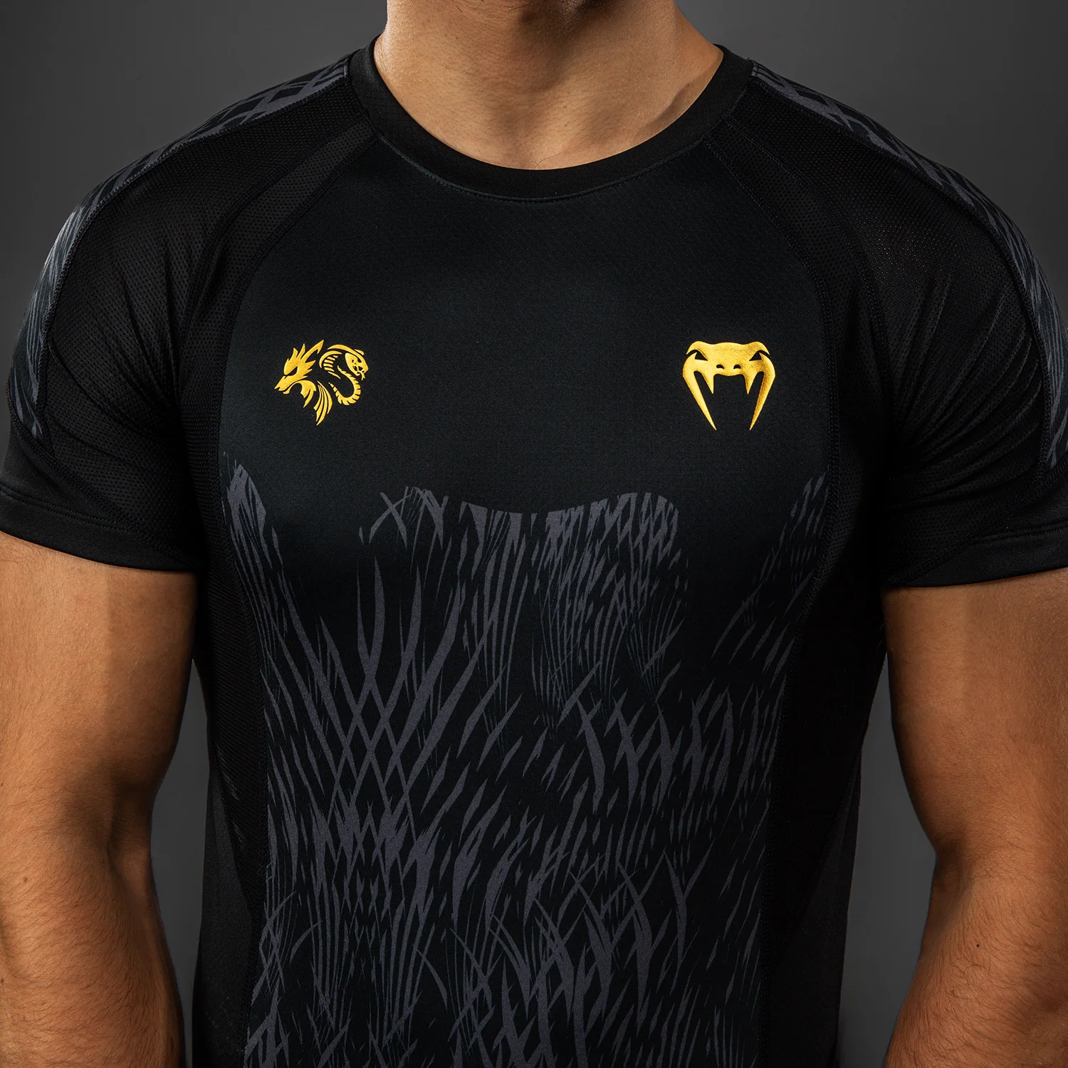 Venum x Chimaev Kurzarm Rashguard - Schwarz/Grau - Image 4