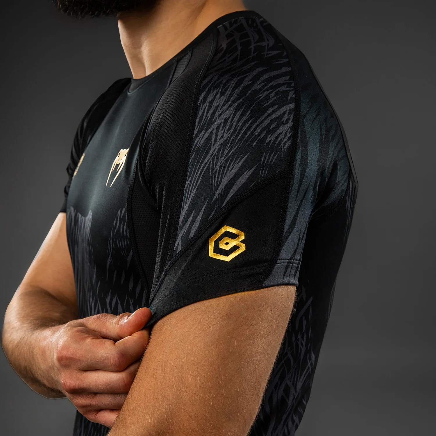Venum x Chimaev Kurzarm Rashguard - Schwarz/Grau - Image 5