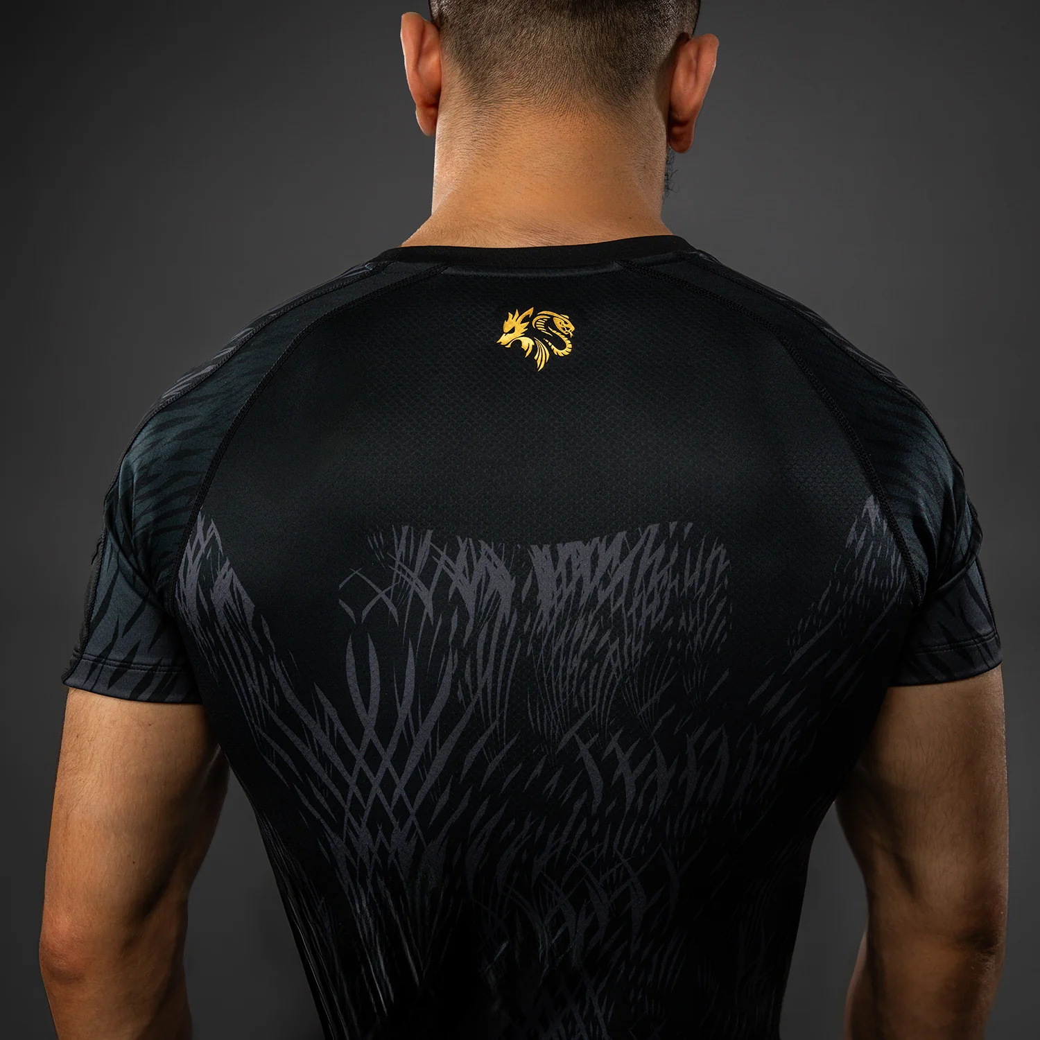 Venum x Chimaev Kurzarm Rashguard - Schwarz/Grau - Image 6