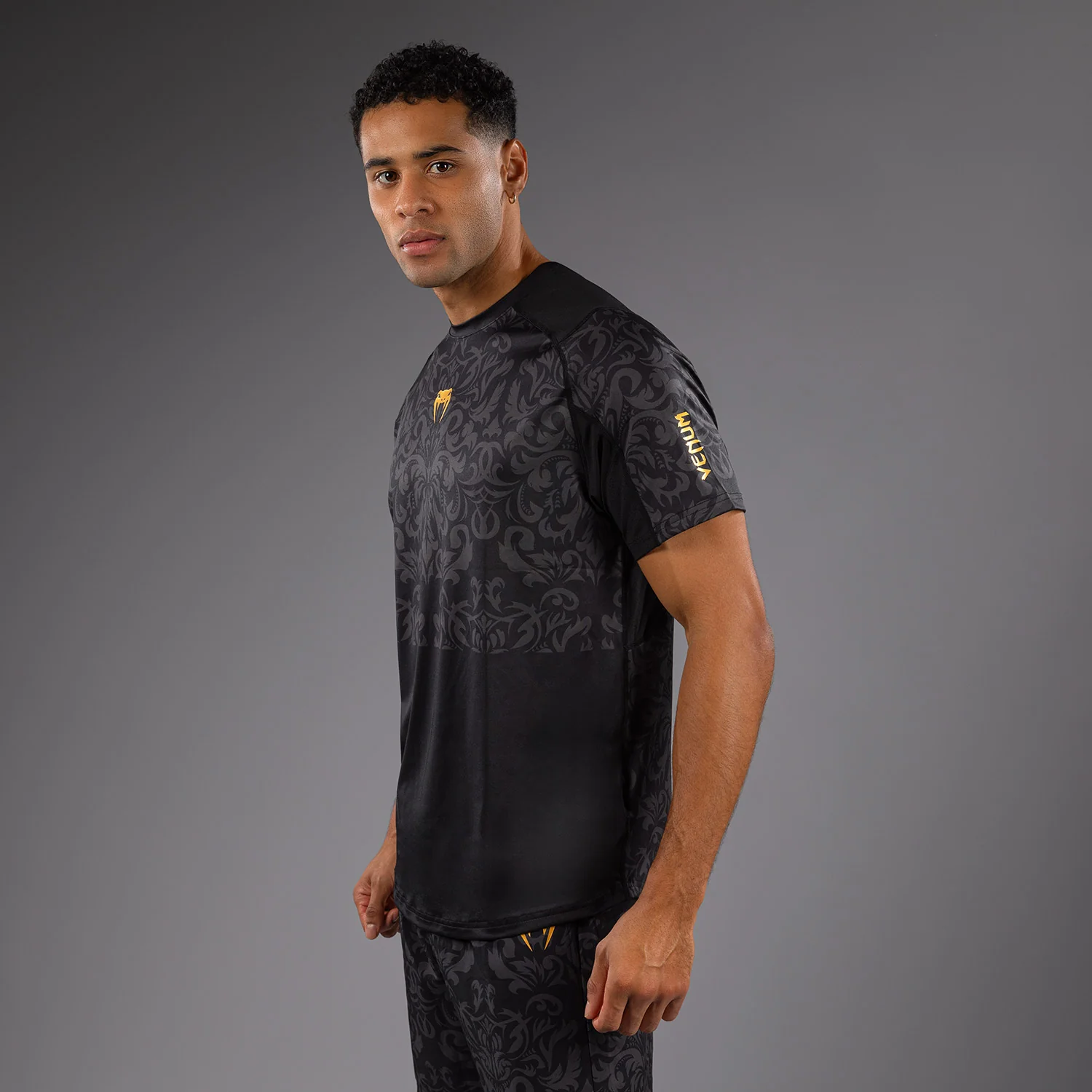 Venum x Topuria Unmatched Edition Dry-Tech Shirt - Schwarz/Gold - Image 2