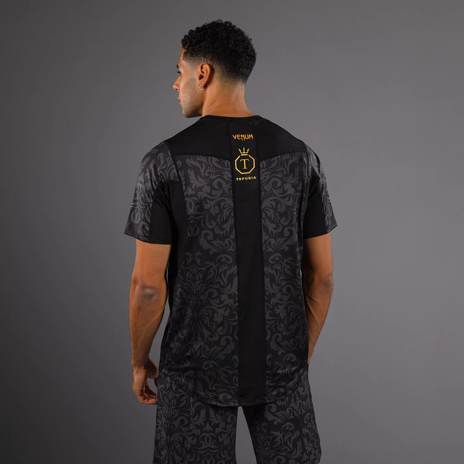 Venum x Topuria Unmatched Edition Dry-Tech Shirt - Schwarz/Gold - Image 4