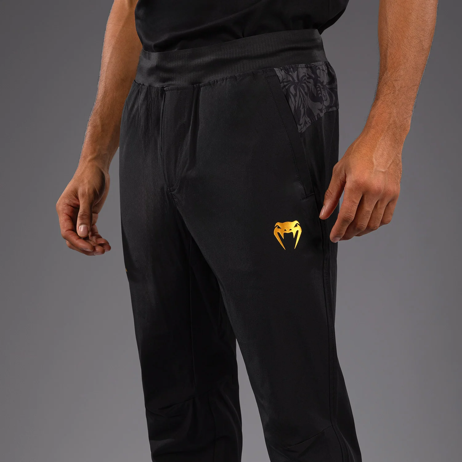 Venum x Topuria Unmatched Edition Jogginghose - Schwarz/Gold - Image 6