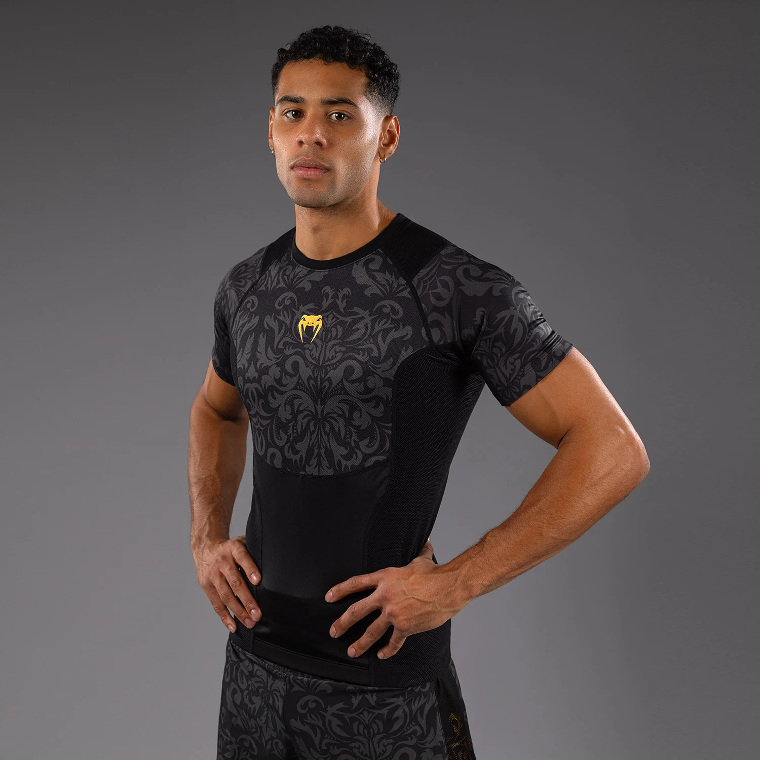 Venum x Topuria Unmatched Edition Kurzarm Rashguard - Schwarz/Gold