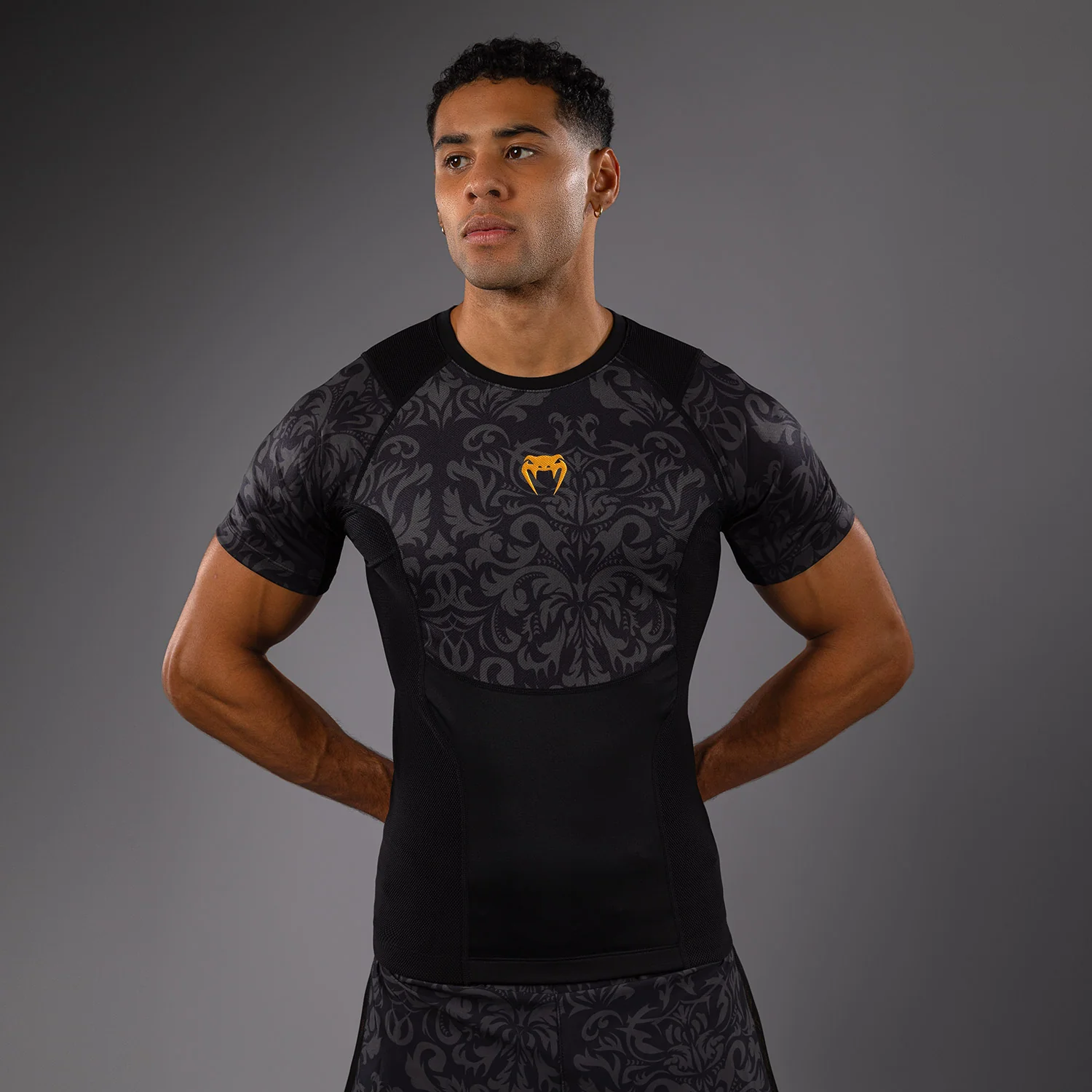 Venum x Topuria Unmatched Edition Kurzarm Rashguard - Schwarz/Gold - Image 2