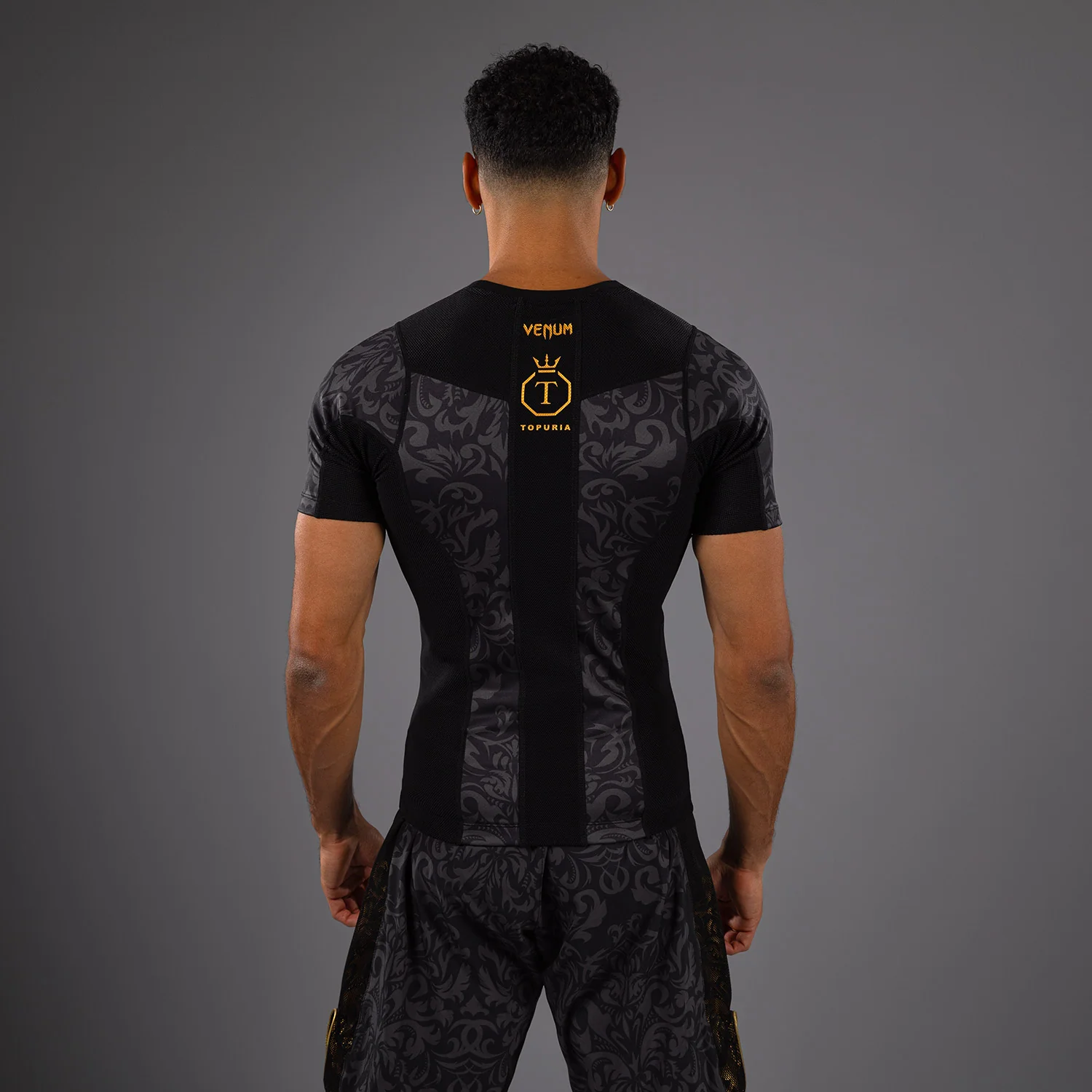 Venum x Topuria Unmatched Edition Kurzarm Rashguard - Schwarz/Gold - Image 4