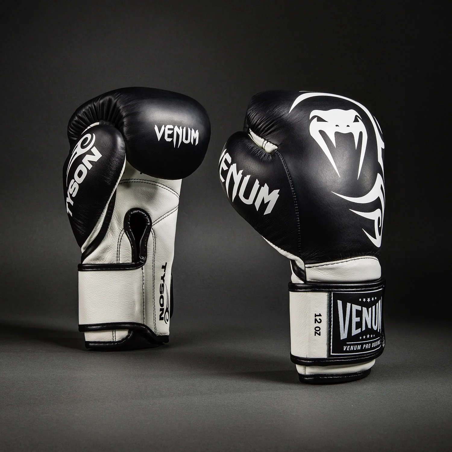 Venum Giant 2.0 Mike Tyson Pro Boxhandschuhe - Tiefschwarz/Optisch Weiß