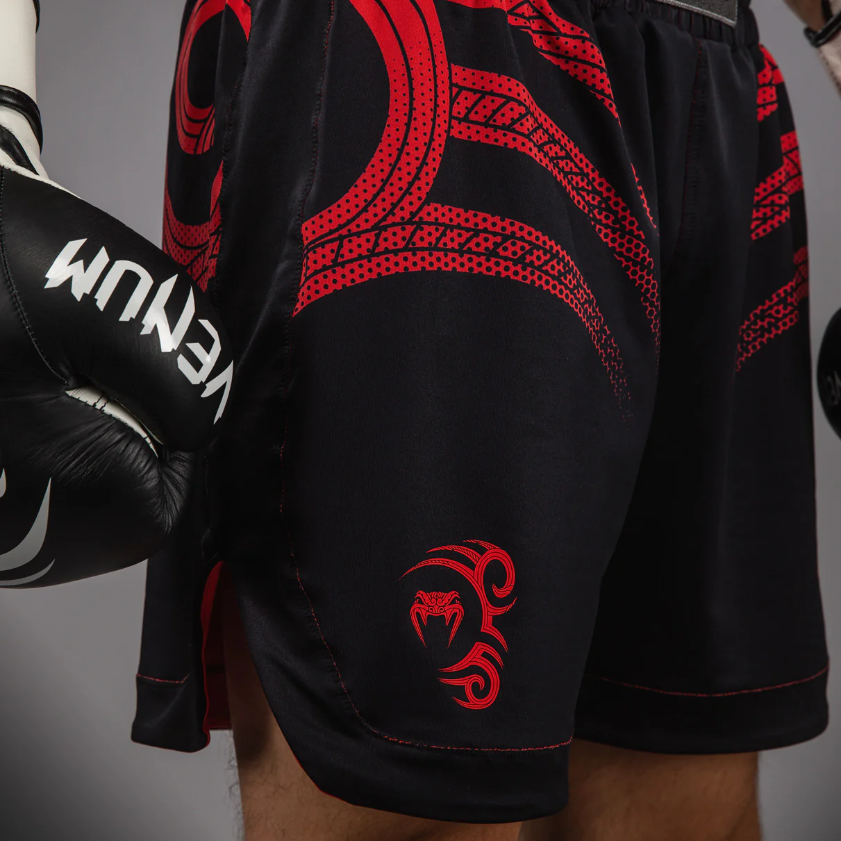 Venum x Mike Tyson Tiger Boxshorts - Tiefschwarz/Intensivrot - Image 4