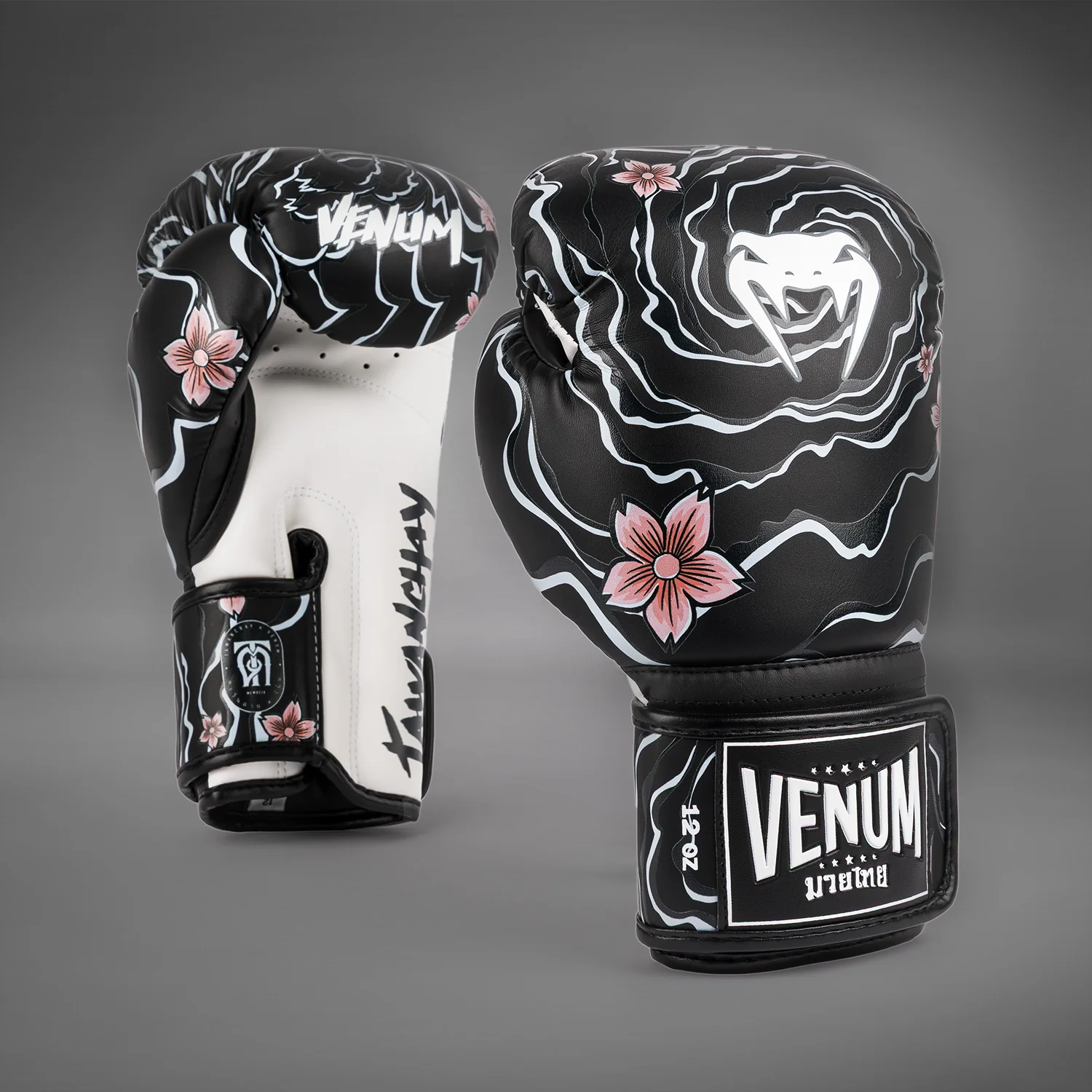 Venum X Tawanchay Boxhandschuhe – Schwarz/Weiß - Image 2