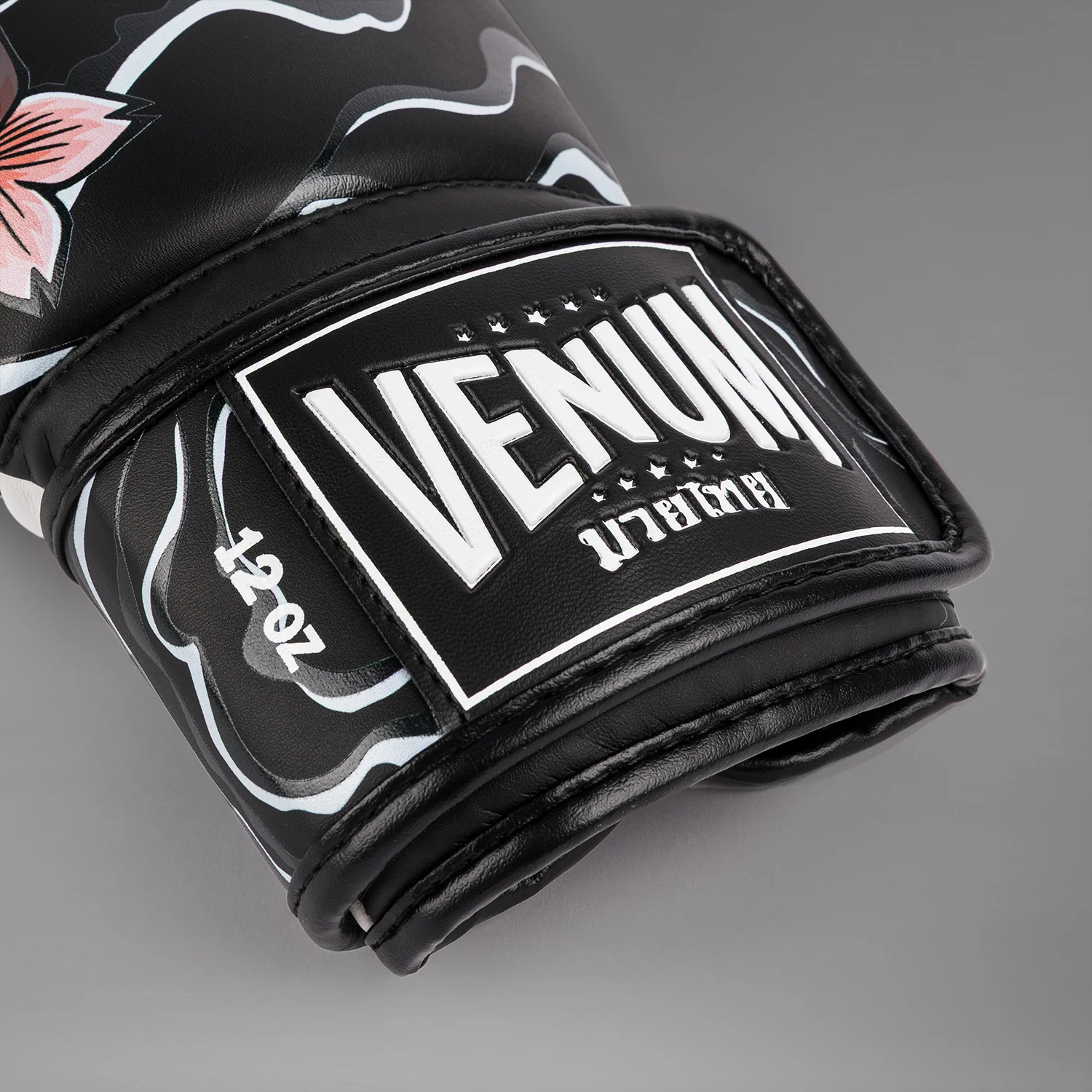 Venum X Tawanchay Boxhandschuhe – Schwarz/Weiß - Image 3
