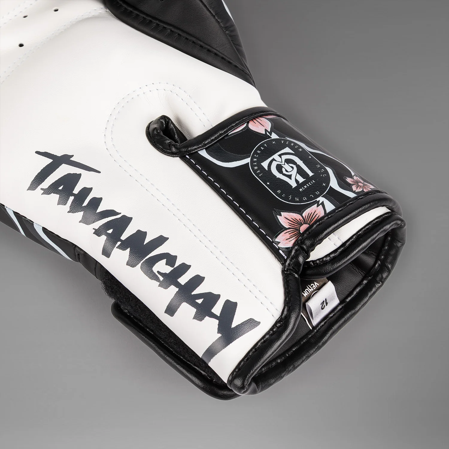 Venum X Tawanchay Boxhandschuhe – Schwarz/Weiß - Image 4