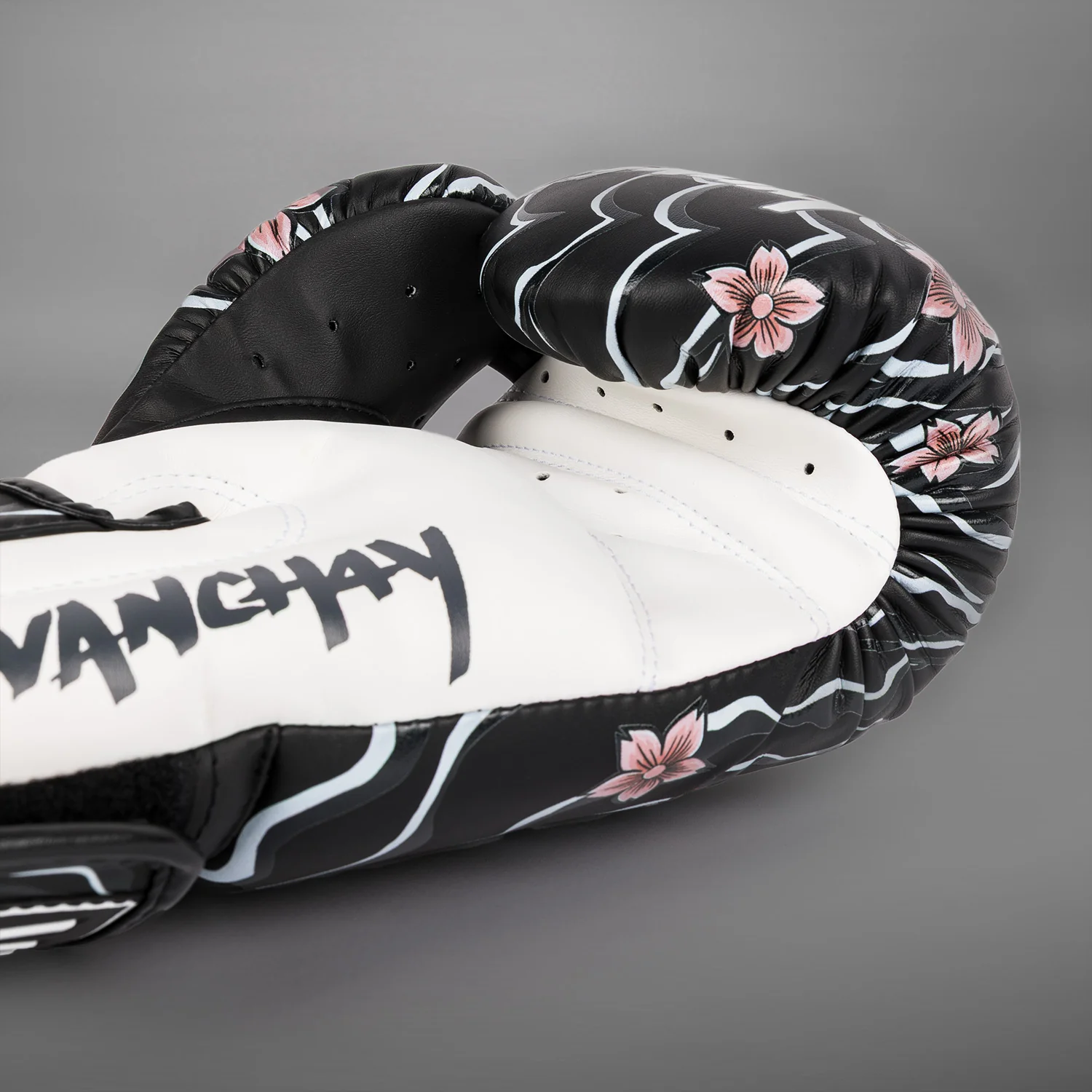 Venum X Tawanchay Boxhandschuhe – Schwarz/Weiß - Image 5
