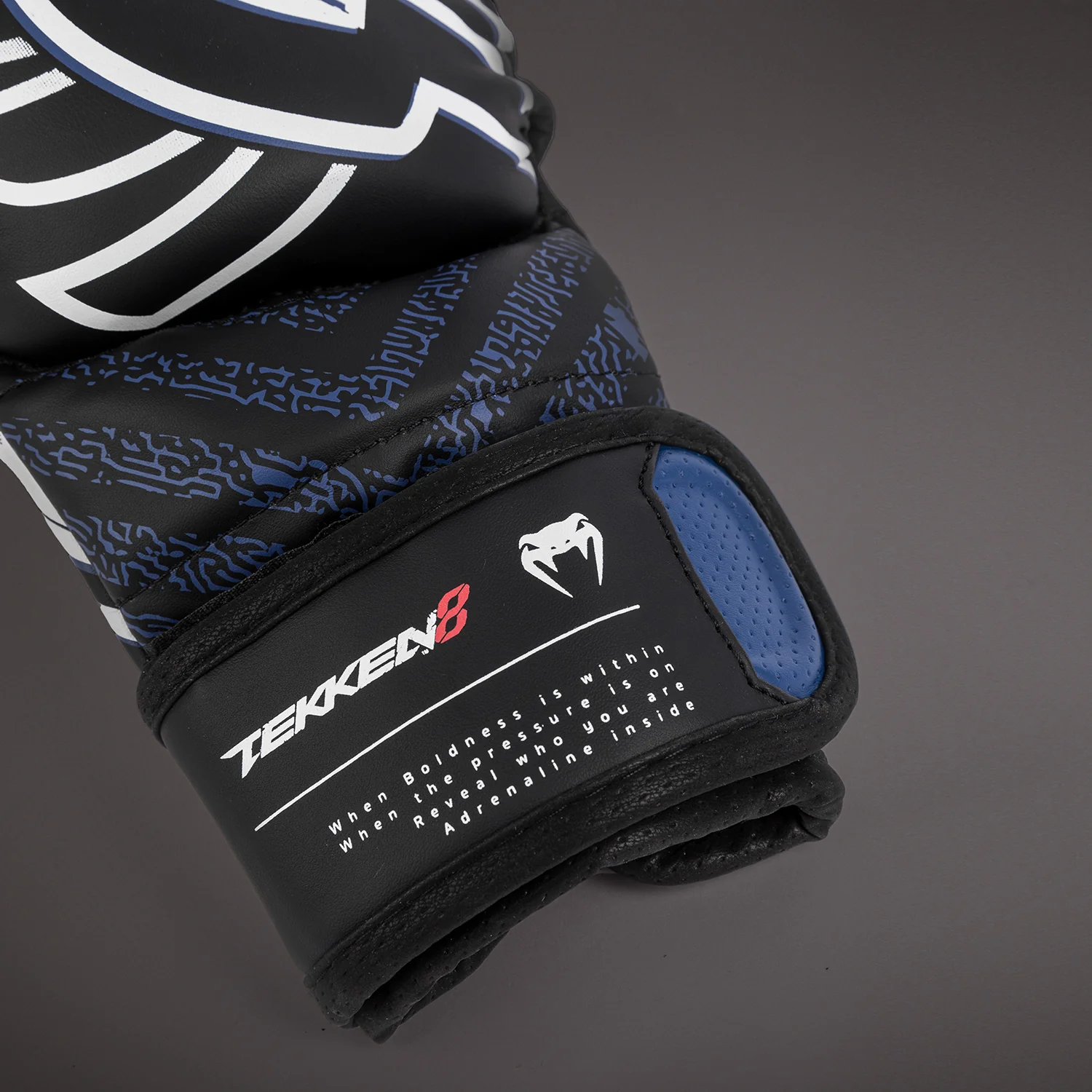 Venum x TEKKEN 8 - Jin Kazama Sparring Handschuhe - Blau/Schwarz/Weiß - Image 3