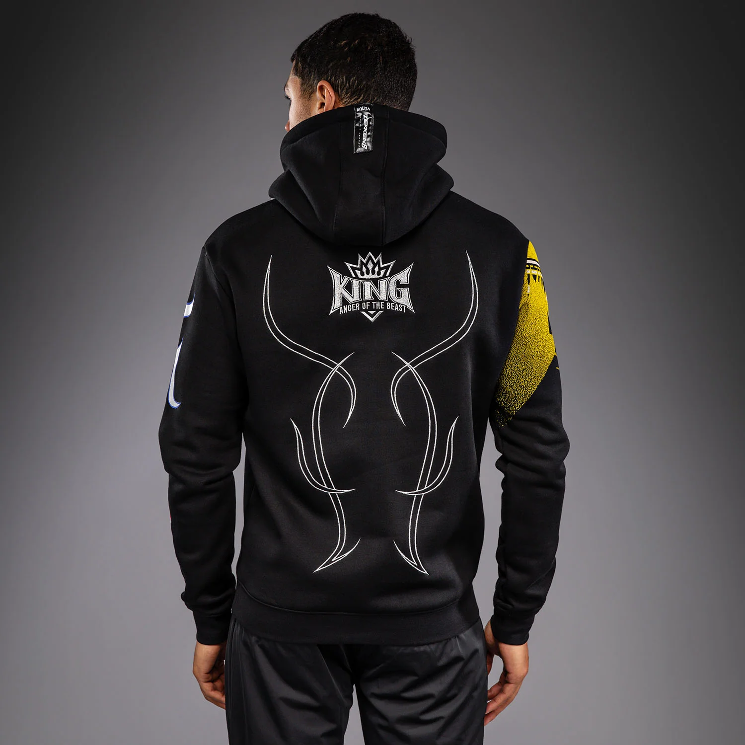 Venum x TEKKEN 8 Kapuzenpullover - King - Schwarz/Gelb - Image 4
