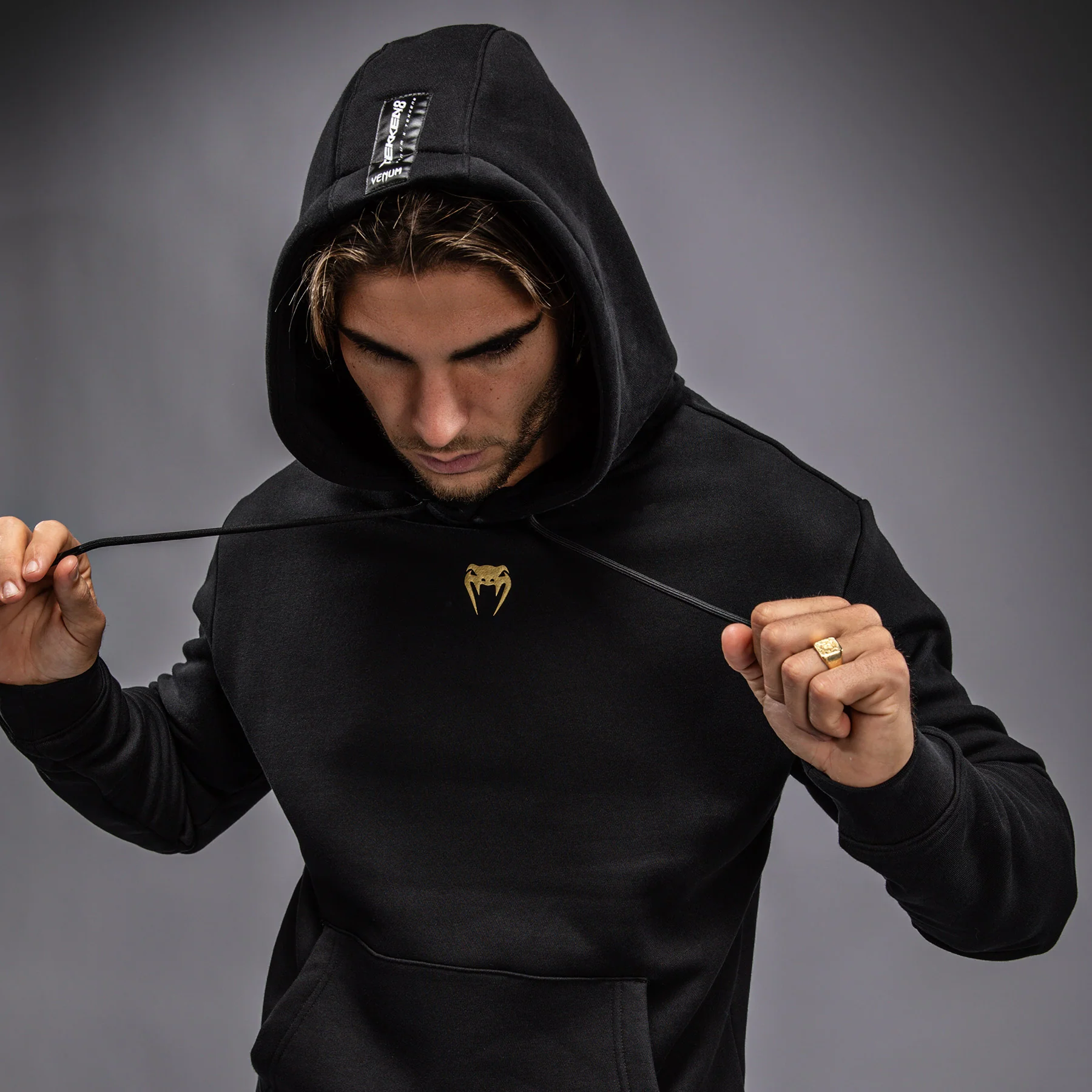 Venum x TEKKEN 8 - Marshall Law Hoodie - Schwarz/Rot/Gold - Image 6