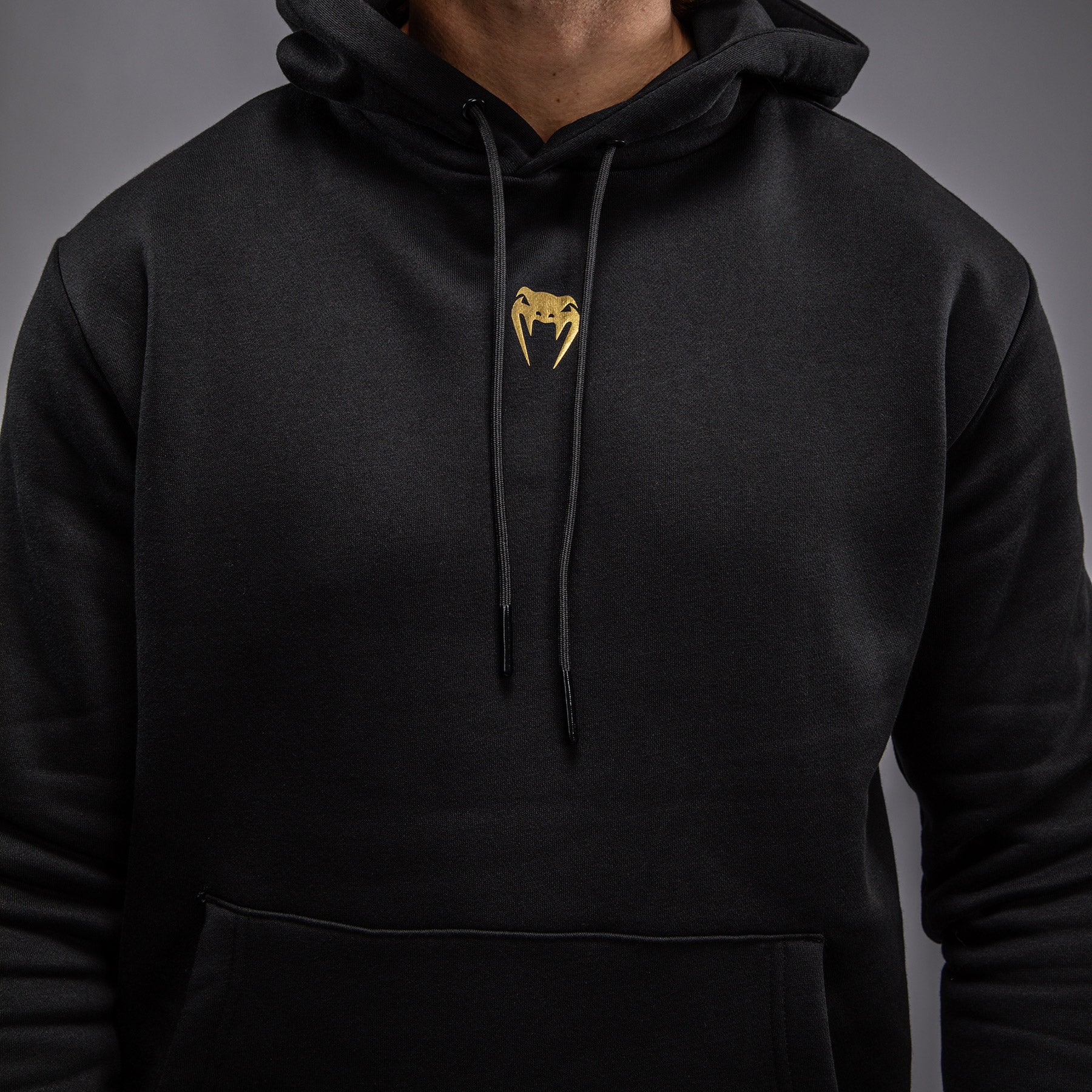 Venum x TEKKEN 8 - Marshall Law Hoodie - Schwarz/Rot/Gold - Image 7