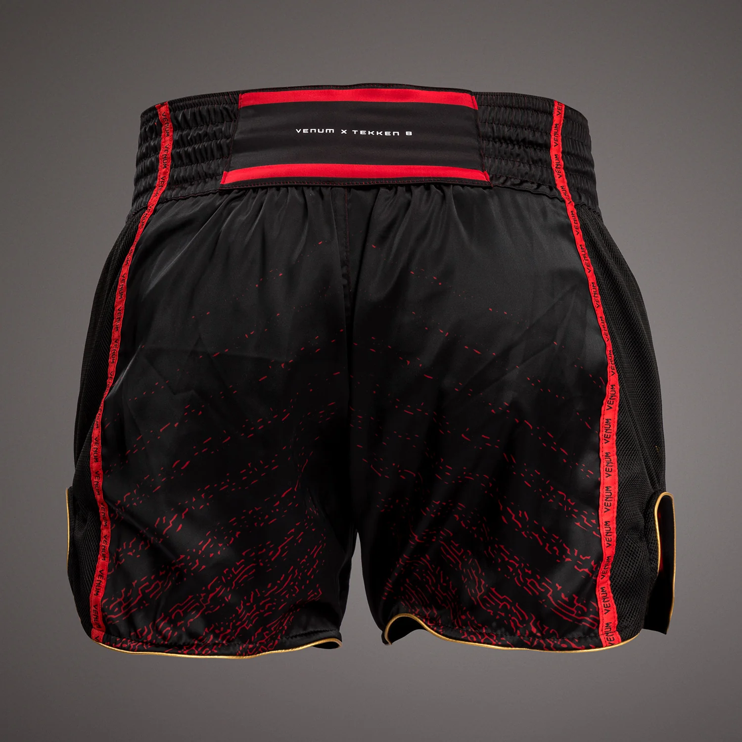 Venum x TEKKEN 8 - Marshall Law Muay Thai Shorts - Schwarz/Rot/Gold - Image 3