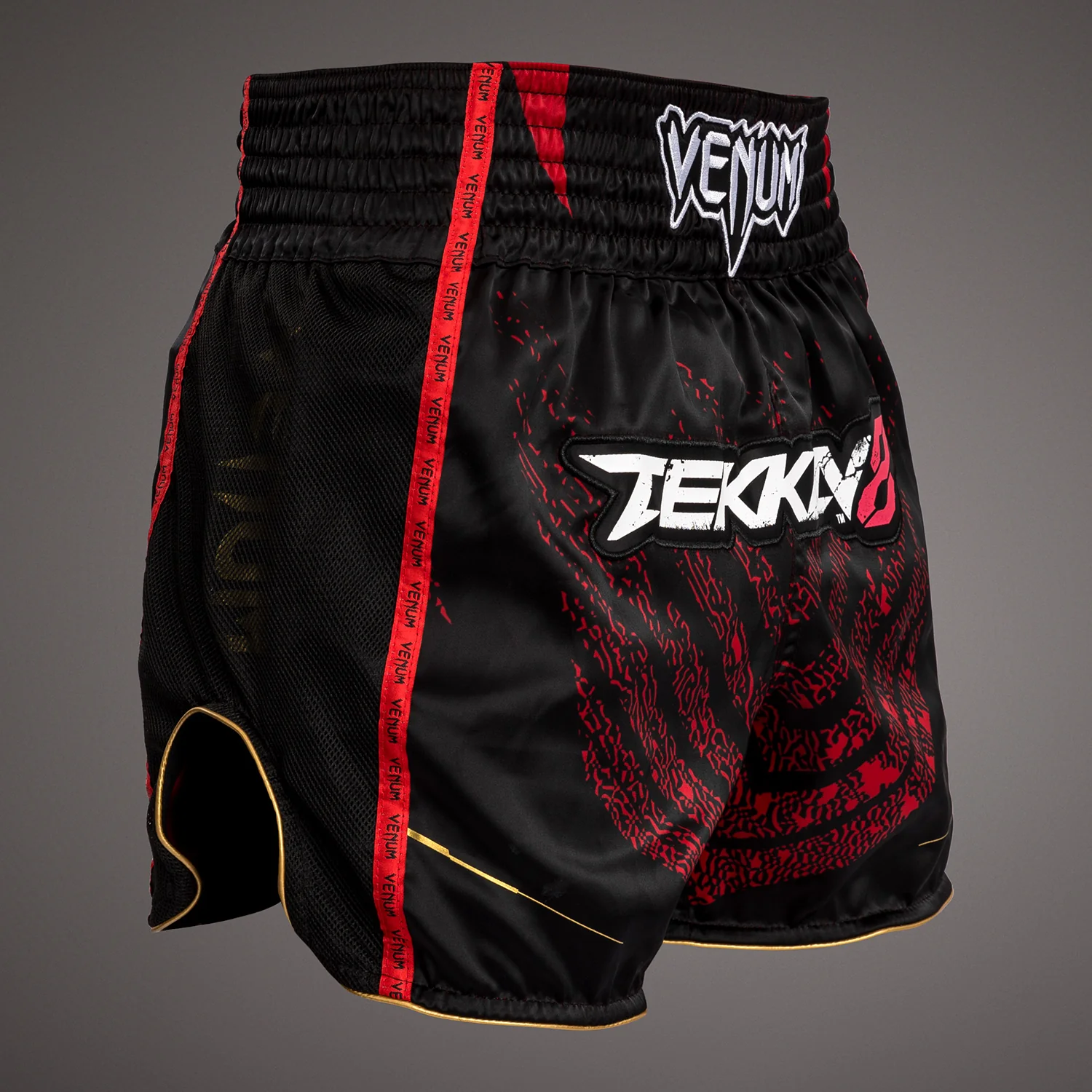 Venum x TEKKEN 8 - Marshall Law Muay Thai Shorts - Schwarz/Rot/Gold - Image 4