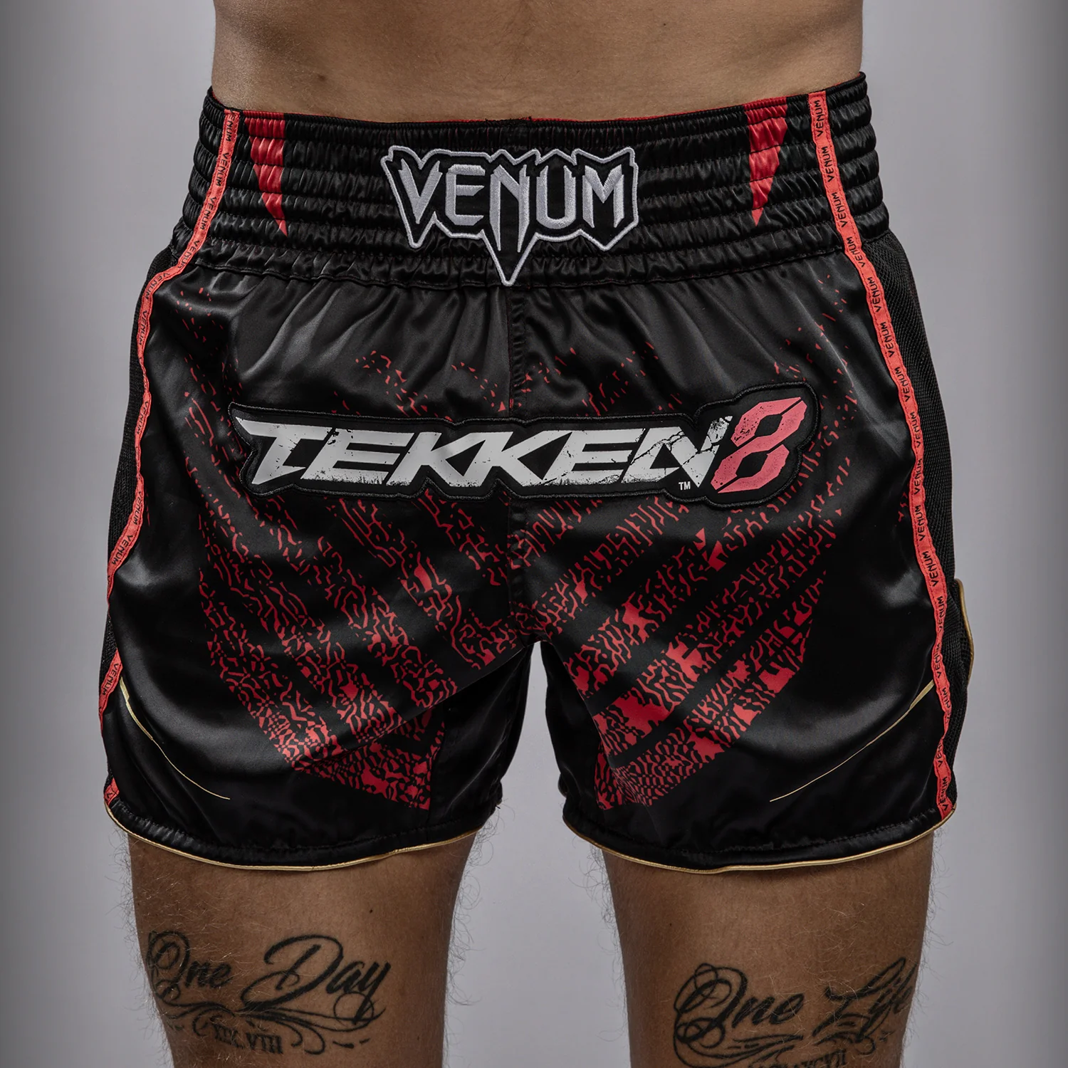 Venum x TEKKEN 8 - Marshall Law Muay Thai Shorts - Schwarz/Rot/Gold - Image 5