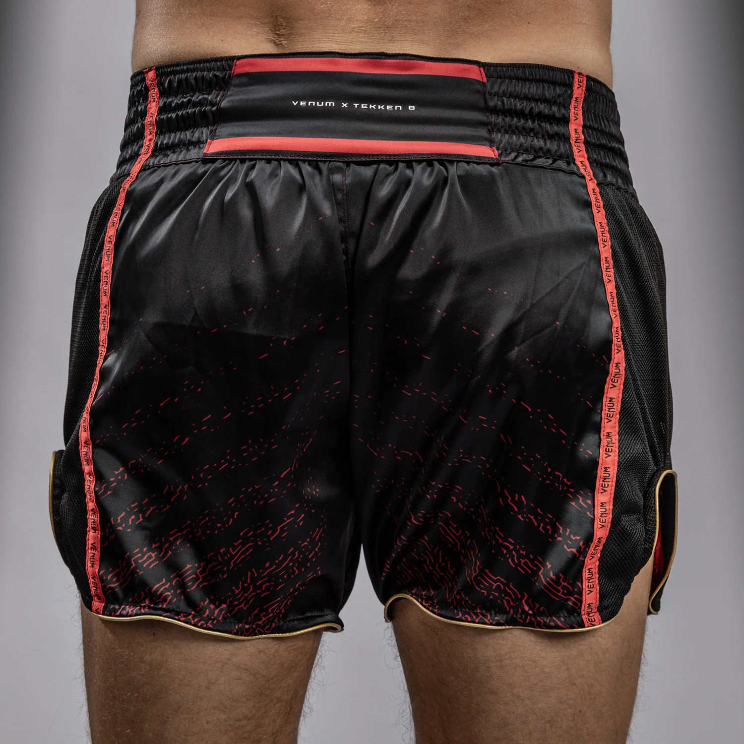 Venum x TEKKEN 8 - Marshall Law Muay Thai Shorts - Schwarz/Rot/Gold - Image 7