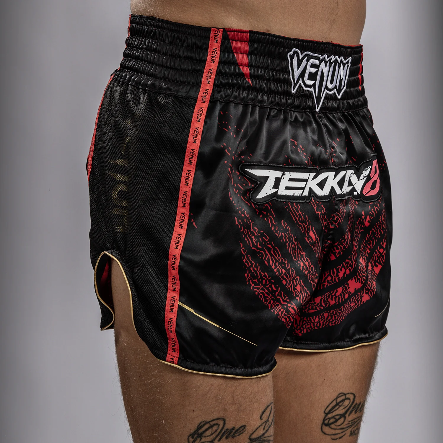 Venum x TEKKEN 8 - Marshall Law Muay Thai Shorts - Schwarz/Rot/Gold - Image 8